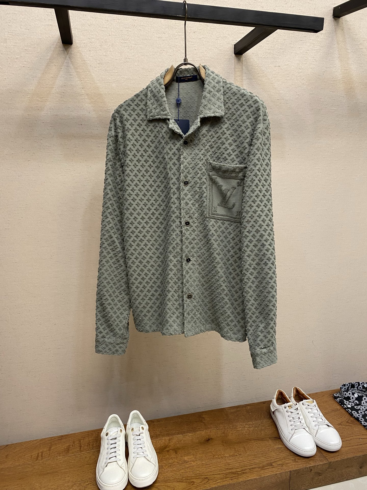 NO:646026,1V Monogram shirt This LV men's Monogram shirt uses a classic presbyopic pattern, and the light green color is super textured! High-quality cotton, soft and comfortable, lapel + single pocket design, details integrated with the LV logo, low-key and luxurious. Easy to manage in casual occasions, it goes well with jeans or casual pants, full of fashion sense! Sizes XS-L,, louis vuitton, jeans, shirts, alexander wang198609091V Monogram衬衫 这款LV男士Monogram衬衫,采用经典老花图案,浅绿色调超有质感!高品质棉料,柔软舒适,翻领+单口袋设计,细节融入LV标志,低调又奢华 休闲场合轻松驾驭,搭配牛仔裤或休闲裤都很出彩,时尚感满分! 尺码XS-L,,louis vuitton,jeans,shirts,alexander wang,Men's clothing