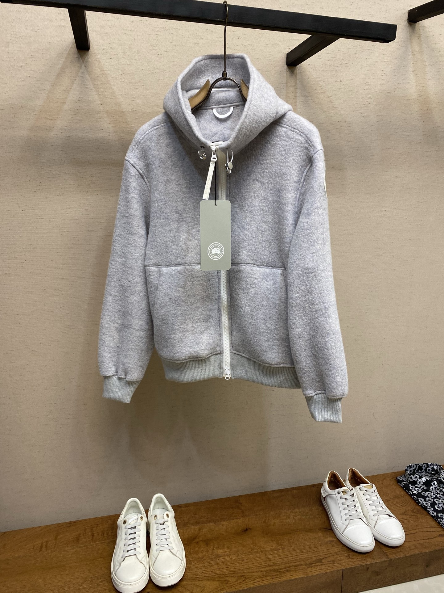 NO:646043,Canada Goose Fleece Badge Hooded Jacket Fabric Choices  Wool fleece fabric is made of wool as the main body and blended with a very small amount of spandex and polyester fiber. Wool, as the core natural ingredient, provides unparalleled temperature regulation, antibacterial, deodorant and skin-friendly feeling. A small amount of spandex is fed to the fabric to give the fabric a certain four-way elasticity, without any sense of restraint during daily activities. As the basis of the fleece structure, polyester fiber enhances the durability, wrinkle resistance and quick-drying of the fabric. It constitutes the fluffy feel of the fleece and provides functions such as locking in air. Detail 1  The sleeves and hem are closed with 2×2 ribbing. Its strong elasticity can closely fit wrists and waists of different thicknesses, forming an effective 'seal' to prevent cold wind from blowing back. It can still maintain its original shape after repeated stretching and use, and is not easy to loose and deform. The ribbed cuffs can convey a sense of design and enhance visual beauty. Detail 2 The combination of hood design and elastic buckle improves warmth and windproof performance when worn.  Accessories One to one customized elastic drawstring elastic buckle One to one customized zipper pendant One to one customized armband Size S-XL,,jackets & coats,hats,alexander wang19860909Canada Goose抓绒饰章连帽外套 面料选择 以羊毛为主体,加入极少量氨纶和聚酯纤维混纺而成的羊毛抓绒面料.羊毛作为核心天然成分,提供无与伦比的温度调节、抑菌防臭和亲肤感.少量氨纶的喂入赋予了面料一定的四向弹性,日常活动时毫无束缚感.作为抓绒结构的基础,聚酯纤维增强了面料的耐久性、抗皱性和快干性,它构成了抓绒的蓬松感,并提供锁住空气等功能. 细节1 衣袖和下摆采用2乘2罗纹收口,其强大的弹性,可以紧密贴合不同粗细的手腕和腰部,形成一个有效的‘密封’,防止冷风倒灌.在多次拉伸和使用后仍能保持原有形状,不易松垮变形.且罗纹袖口能传递一种设计感,强化视觉美观度. 细节2 兜帽设计与松紧扣的搭配提升穿戴时的保暖度与防风性能. 辅料一比一定制弹性抽绳松紧扣  一比一定制拉链吊坠  一比一定制臂章 尺码S-XL,,jackets & coats,hats,alexander wang,Men's clothing