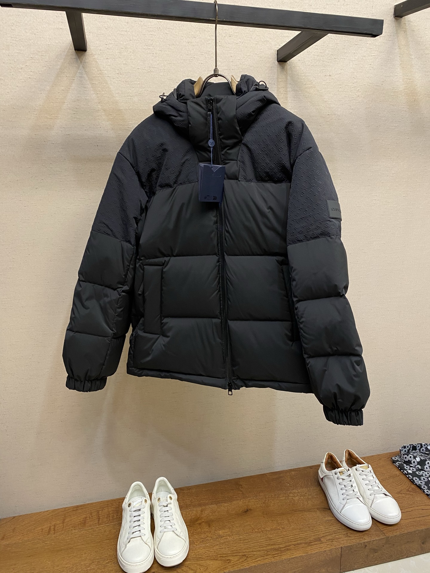 NO:646049,1V embossed down jacket is made of mixed fabrics. The spliced fabric combination not only ensures the softness, comfort and durability of the garment, but also gives it a unique texture and appearance. The technical fabric is made of jacquard embossed printing process. The jacquard process uses a controllable shuttle during the weaving process to realize the weaving of the pattern.  The embossing process uses heat pressing to process the patterns in the fabric into a three-dimensional effect, giving the fabric surface a concave and convex effect. The embossing process mainly heats the fabric through a mold, so that the patterns in the fabric are raised to form a contour. The use of yoke design can well shape the body shape and show the elegant lines of the wearer. The detachable hood design integrated into the collar is both practical and fashionable. The hood is embellished with Mini Monogram embossing and complements the overall style.  Brand elements: Donkey brand silicone patch on the left sleeve with classic logo leather label. This detailed design highlights the brand's unique charm and exquisite craftsmanship. Sizes S-XL, Louis Vuitton, down jacket, hats, alexander wang198609091V 浮雕羽绒服 采用混合面料制成 拼接面料组合不仅保证了服装的柔软舒适和耐用度 还赋予了独特的质感和外观. 科技面料上做了提花浮雕印花工艺  提花工艺通过在织造过程中,使用可控制的梭子来实现图案的织造. 浮雕工艺通过热压工艺将面料中的花纹处理成具有立体感的效果,使面料表面呈现出一种凹凸有致的效果.浮雕主要是通过模具对面料进行热压,从而使面料中的花纹凸起形成轮廓感. 采用育克设计 能够很好地塑造身形 展现穿着者的优雅线条. 可拆卸风帽融入衣领的可拆卸风帽设计 既实用又时尚.风帽上点缀着Mini Monogram压纹 与整体风格相得益彰. 品牌元素 驴牌硅酮贴饰左袖上车上了经典标识的皮标.这一细节设计彰显了品牌的独特魅力和精湛工艺. 尺码S-XL,,louis vuitton,down jacket,hats,alexander wang,Men's clothing