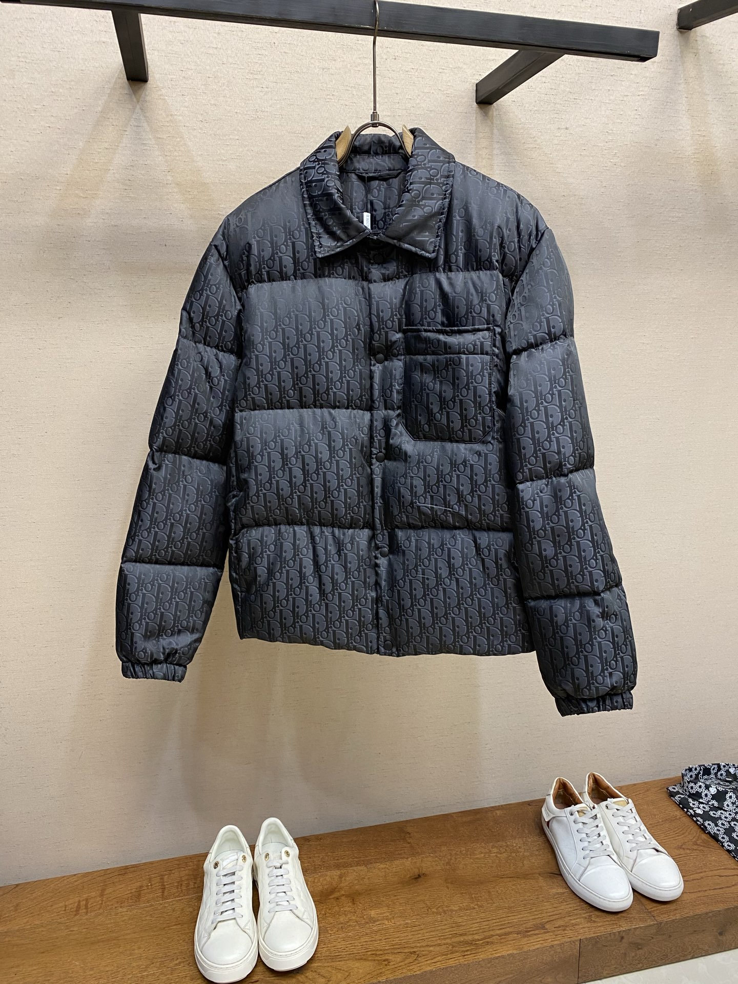 NO:646037,Dior 25FW Dior printed down shirt fabric uses scientific jacquard technology. Laser jacquard technology is applied to the fabric to make the whole piece of clothing concave and convex and have a stronger three-dimensional effect. This technology not only improves the visual effect of the fabric, but also enhances the durability and comfort of the fabric.  Made of custom-woven high-density satin nylon material with three-proof treatment, combined with dark jacquard weaving, the down shirt has extremely high waterproof, anti-fouling, and dust-proof properties. This ensures that the vest can maintain good appearance and performance in bad weather. Printing process Oblique printing is applied to the fabric through precise printing technology, perfectly blending with the fabric, presenting a low-key and luxurious visual effect.  The down filling uses high-quality 90 white duck down as the filler. It has been strictly processed and screened to ensure the fluffiness and warmth of the down. The down is evenly filled into the inner liner of the vest and fixed by sewing and gluing. Tailor-fitting, Smooth Lines The tailoring of the shirt is very fitting, with smooth and natural lines, which can well highlight the wearer's figure curve and show an elegant temperament.  The chest pocket design is practical and casual. The chest pocket design is not only practical, but also adds a casual feel to the overall shape, making the shirt more suitable for daily wear. Sizes S-XL,, dior, dior, shirts, down jacket, alexander wang19860909Dior 25FW 迪奥印花羽绒衬衫  面料采用科技提花技术在面料上应用激光提花技术,使整件衣服凹凸有致,立体感更强.这种技术不仅提升了面料的视觉效果,还增强了面料的耐用性和舒适度. 三防处理定织高密度缎面尼龙材质,结合暗纹提花织法.使得羽绒衬衫具有极高的防水、防污、防尘性能.这确保了马甲在恶劣天气下也能保持良好的外观和性能. 印花工艺Oblique印花通过精密的印刷技术应用于面料上,与面料完美融合,呈现出低调而奢华的视觉效果. 羽绒填充选用高品质的90白鸭绒作为填充物,经过严格的处理和筛选,确保羽绒的蓬松度和保暖性.将羽绒均匀地填充到马甲的内胆中,并通过缝制压胶等方式固定. 剪裁合身,线条流畅衬衫的剪裁非常合身,线条流畅自然,能够很好地凸显穿着者的身材曲线,展现出优雅的气质. 胸前口袋设计实用又休闲胸前的口袋设计不仅具有实用性,还为整体造型增添了一抹休闲感,使得衬衫更加适合日常穿着. 尺码S-XL,,dior,dior,shirts,down jacket,alexander wang,Men's clothing