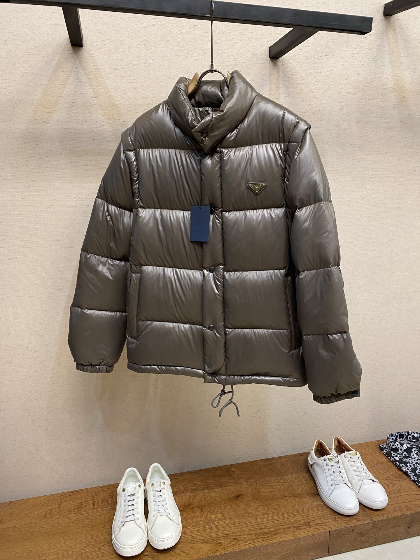 NO:646031,Prada Detachable Sleeve Down Jacket has detachable sleeves and innovatively incorporates the detachable sleeve function, allowing this down jacket to be easily switched between a jacket and a vest, greatly improving the flexibility and diversity of wearing. Protective nylon fabric High-quality protective nylon fabric is selected. It not only enhances the wear resistance, waterproofness and windproofness of the down jacket, but also ensures its excellent performance in various harsh weather conditions. Filled filling  Filled with high-quality 90 white duck down and thermal fiber, it provides excellent thermal insulation performance and can keep you warm and comfortable even in extremely cold weather. Exquisitely designed, the two-way zipper opening and closing design is easy to put on and take off; the side zipper pockets are practical and beautiful; the drawstring hem can be freely adjusted for tightness;  Sizes S-XL,,prada,jackets & coats,down jacket,alexander wang19860909Prada 可拆卸衣袖羽绒服 可拆式衣袖、 创新性地融入了可拆卸的衣袖功能,使得这款羽绒服能够轻松地在外套和背心两种造型之间自如切换,极大地提升了穿着的灵活性和多样性. 防护性尼龙面料 选用高质量的防护性尼龙面料.不仅增强了羽绒服的耐磨性、防水性和防风性,还确保了其在各种恶劣天气条件下的出色表现. 充盈填充物 填充了高品质的90白鸭绒和保暖纤维,提供了卓越的保暖性能,即使在极寒的天气中也能保持温暖舒适. 细节设计精致 双向拉链开合设计方便穿脱；侧边拉链口袋既实用又美观；抽绳式衣摆可自由调节松紧度；防风袖口有效阻挡寒风入侵. 休闲版型 采用较常规版型剪裁更为宽松的休闲版型,穿着舒适自在,不束缚身体,适合各种休闲场合穿着. 尺码S-XL,,prada,jackets & coats,down jacket,alexander wang,Men's clothing