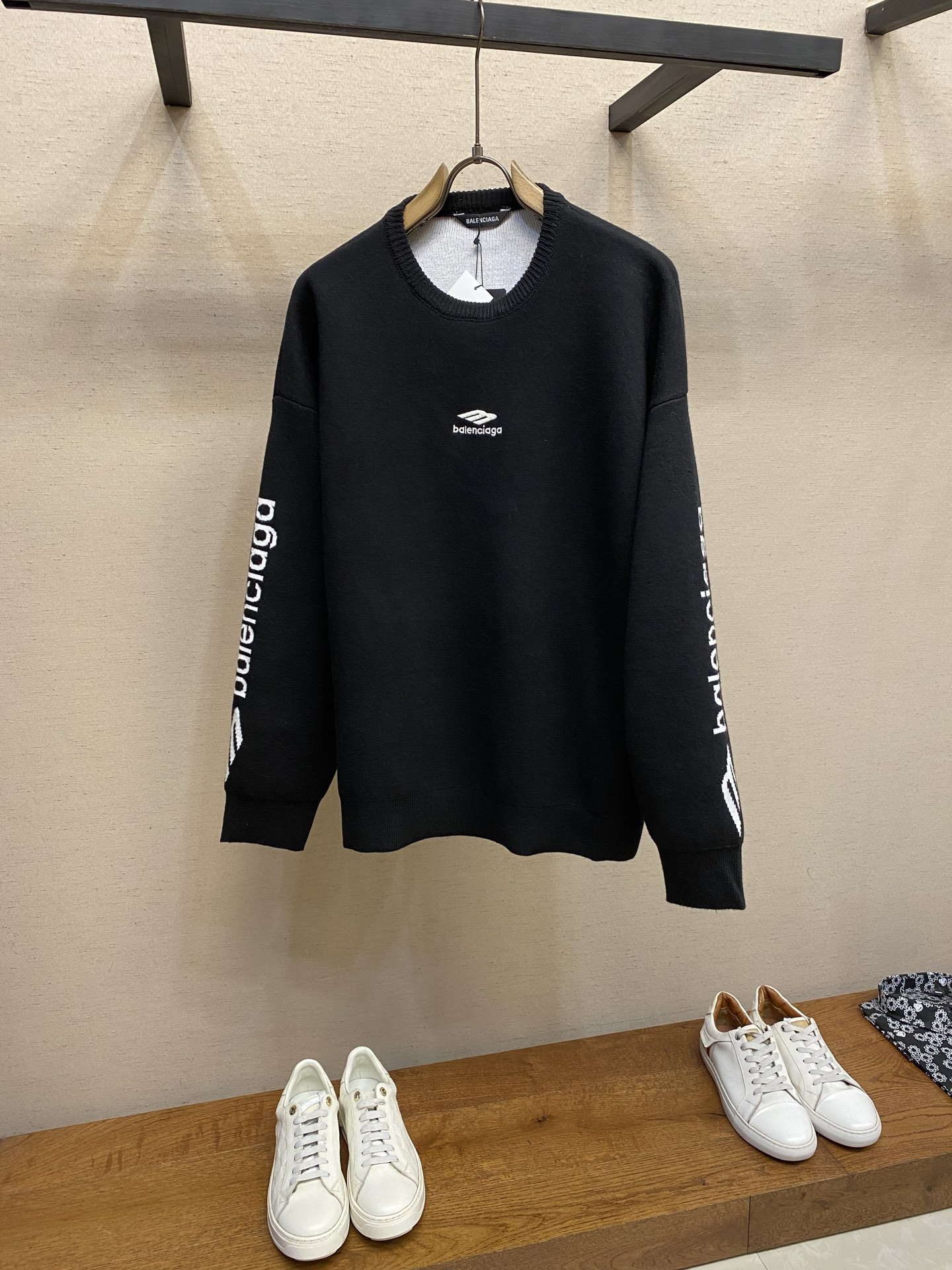 NO:646058,Balenciaga 25 new product 3B SPORTS ICON SKI crew neck pullover black and white double-sided wool blend knitted fabric embroidered with 3B sports icon artwork on the front jacquard pattern details on the sleeves loose fit hem and cuffs elastic design unisex style for men and women exclusive customization sizes XS, S, M,, balenciaga, alexander wang19860909Balenciaga 25新品3B SPORTS ICON SKI圆领套头衫 黑色和白色双面羊毛混纺针织面料 正面饰以3B sports icon艺术作品刺绣 衣袖点缀提花图案细节 宽松版型 下摆袖口松紧设计 中性款 男女同款 独家定制 尺码XS,S,M,,balenciaga,alexander wang,Men's clothing