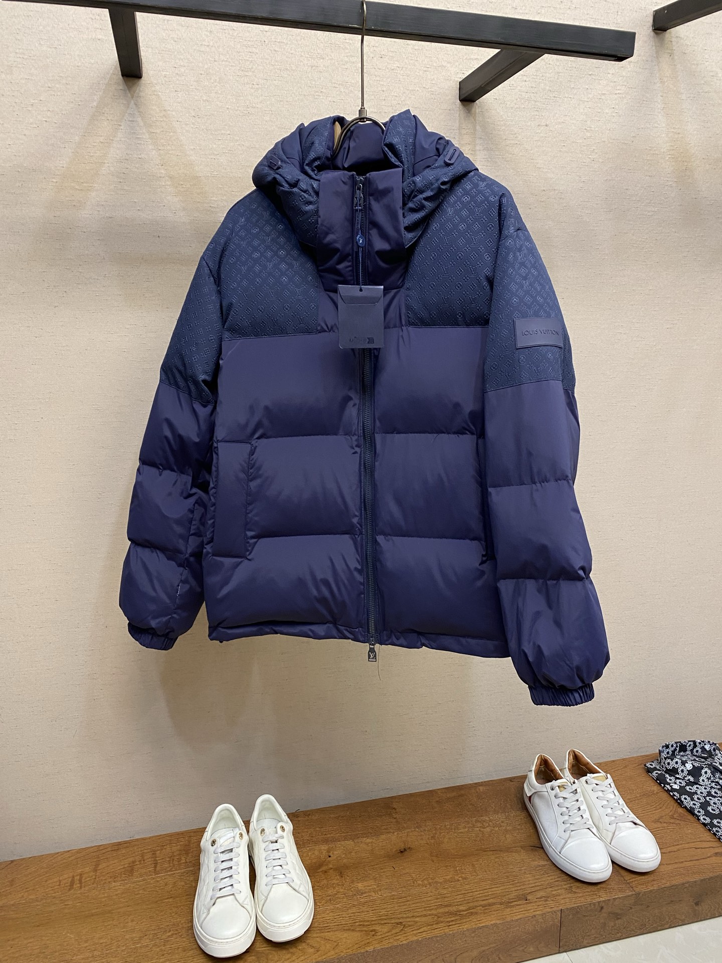 NO:646063,1V Monogram Down Jacket LV's Monogram down jacket has a dark blue tone and dark patterned presbyopia, which is low-key and recognizable. It is filled with high-quality goose down, which has perfect warmth retention and is not afraid of sub-zero temperatures! The hooded design + zipper pockets are highly practical and the cuffs are adjustable, making it more comfortable to wear. The loose version is not bloated, fashionable and versatile, and is a must-have item for the winter wardrobe! Sizes S-XL, Louis Vuitton, down  jacket,hats,alexander wang198609091V Monogram羽绒服 LV这款Monogram羽绒服,深蓝色调+暗纹老花,低调又有辨识度.高品质鹅绒填充,保暖力满分,零下气温也不怕!连帽设计+拉链口袋,实用性强,袖口可调节,穿着更舒适.宽松版型不臃肿,时尚又百搭,是冬季衣橱必备单品! 尺码S-XL,,louis vuitton,down jacket,hats,alexander wang,Men's clothing