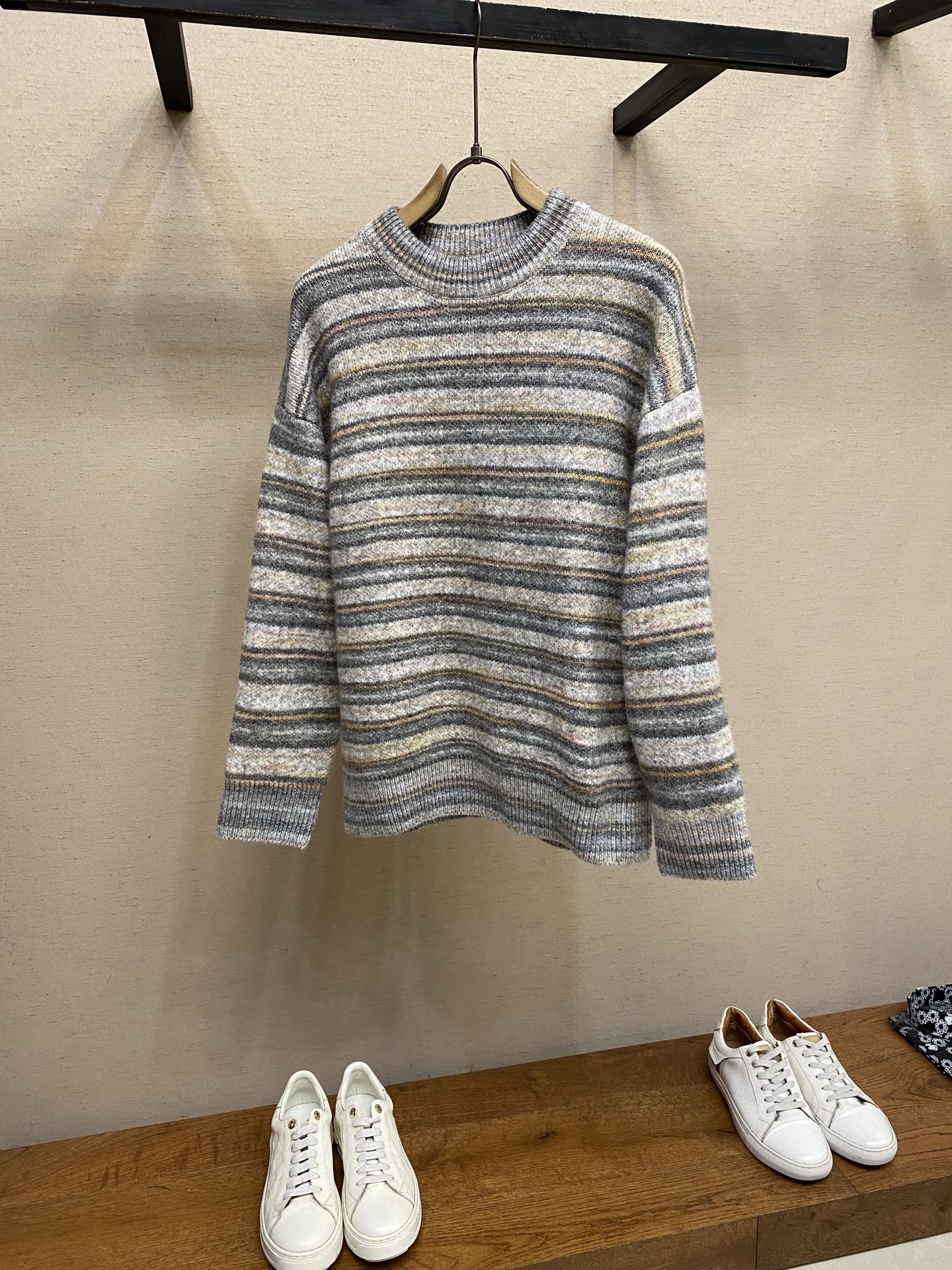 NO:646017,BV special colored yarn knitted pullover round neck sweater!  Couple style. The BV special color yarn sweater uses mixed color stripes + furry wool yarn to perfectly combine the laziness and high-end of autumn and winter - the light gray version is a cool 'sea salt latte', and the brown tone is a warm 'caramel mocha'. Each strand of variegated color is like a hand-blended casualness, but it hides the BV-style exquisite texture.  The round neck + slightly loose silhouette not only doesn't pick on the body shape, but also allows the 'looseness' to be worn effortlessly. Paired with jeans, it makes you a casual city boy. When paired with trousers, it can reveal a light and mature texture. Even the ribbing on the cuffs softly wraps around the wrist, making it as warm as if you are holding the autumn wind in your arms.  The fluffy feel of wool is soft to the touch and decent to wear - after all, in autumn and winter, a knitted sweater that can be 'good to wear, good-looking, and comfortable' is truly 'what you need for a sense of atmosphere'. Sizes XS-L,,bottega veneta,sweaters,alexander wang19860909BV特种彩纱针织套头衫圆领毛衣！情侣款.BV特种彩纱针织衫用混色条纹+毛茸茸的羊毛纱线,把秋冬的慵懒与高级揉得恰到好处——浅灰款是清冷的“海盐拿铁”,棕调款是暖调的“焦糖摩卡”,每一缕杂色都像手工混纺的随性,却藏着BV式的精致肌理. 圆领+微宽松廓形,不挑身形的同时,又把“松弛感”穿得毫不费力搭牛仔是随性的city boy,配西裤又能透出轻熟的质感,连袖口的罗纹都软乎乎地裹住手腕,暖得像把秋天的风都兜在了怀里. 羊毛的蓬松感,是摸得到的温柔,也是穿得出的体面——毕竟在秋冬,一件能兼顾“好搭、好看、好舒服”的针织衫,才是真的「氛围感刚需」. 尺码XS-L,,bottega veneta,sweaters,alexander wang,Men's clothing