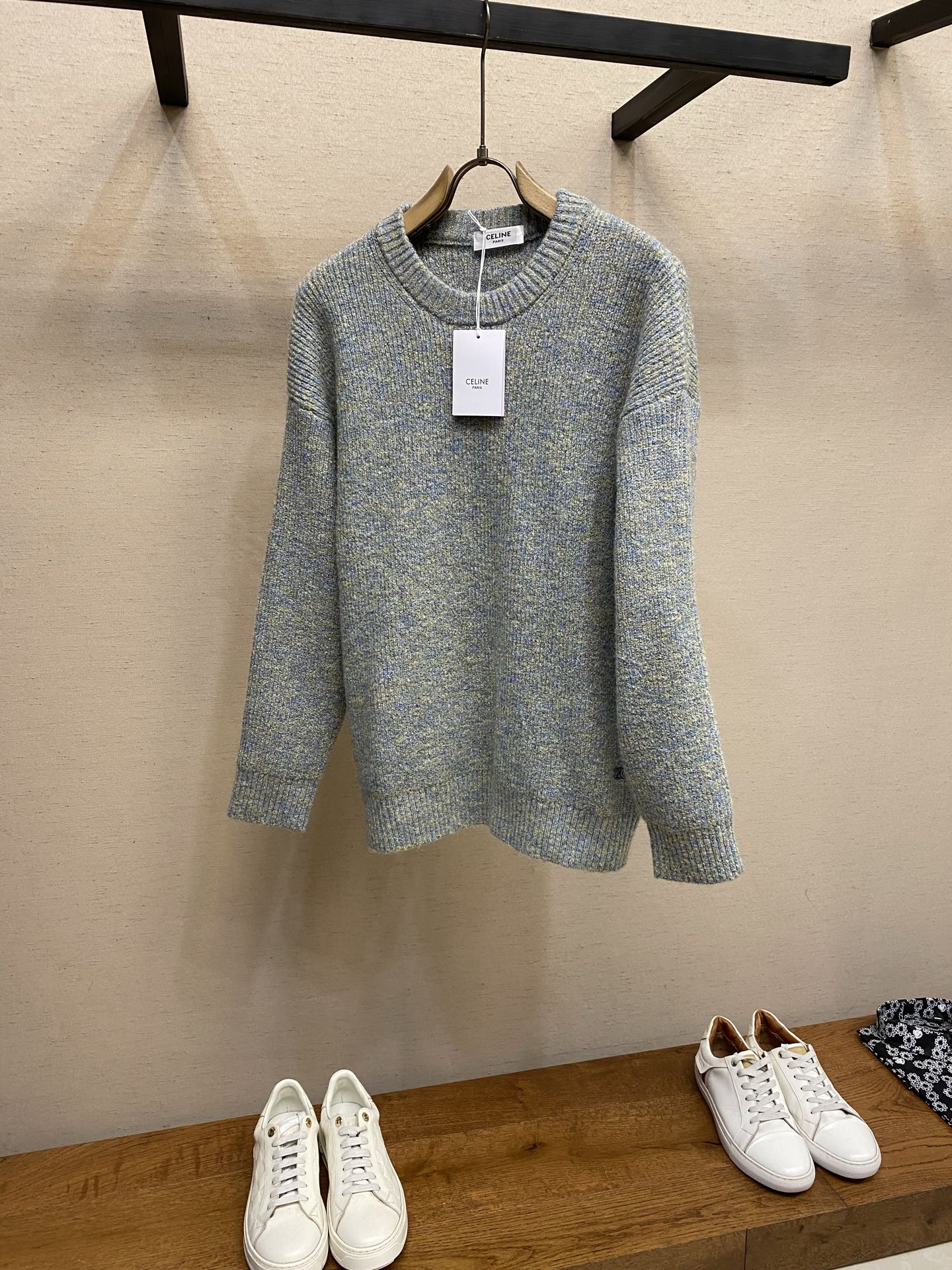 NO:646012,Celine special floral yarn three-color sweater with Arc de Triomphe small label embroidery on the hem. [CEL** Special Floral Yarn Sweater] The top “king of atmosphere” in autumn and winter, the Arc de Triomphe small label on the hem directly hits the aesthetic mark!  Special floral yarn = comes with its own filter. Gray tone mixed with blue/brown tone mixed with gold is available in two colors. There are fine colored silks hidden in the yarn, and the upper body has a 'hazy and relaxed feeling'. It is 10 times more advanced than a solid color sweater!  The hem has a low-key Arc de Triomphe embroidery, and the small logo is the real code of 'nobility'; the round neck + loose silhouette can be layered with coats/downs regardless of your figure; the ribbed threaded collar + cuffs are soft and waxy without digging into the flesh, and are so comfortable to wear that you don't want to take them off!  Size XS-L,,celine,sweaters,down jacket,alexander wang19860909Celine 下摆凯旋门小标刺绣特种花纱三色毛衣.【CEL**特种花纱毛衣】秋冬顶流“氛围感王者”,下摆凯旋门小标直接戳中审美！ 特种花纱=自带滤镜.灰调混蓝/棕调混金双色可选,纱线里藏着细碎彩丝,上身自带“朦胧松弛感”,比纯色毛衣高级10倍！ 下摆低调凯旋门刺绣,小标才是真“显贵”密码；圆领+宽松廓形,不挑身材还能叠穿大衣/羽绒；坑条螺纹领口+袖口,软糯不扎肉,贴身穿也舒服到不想脱！ 尺码XS-L,,celine,sweaters,down jacket,alexander wang,Men's clothing