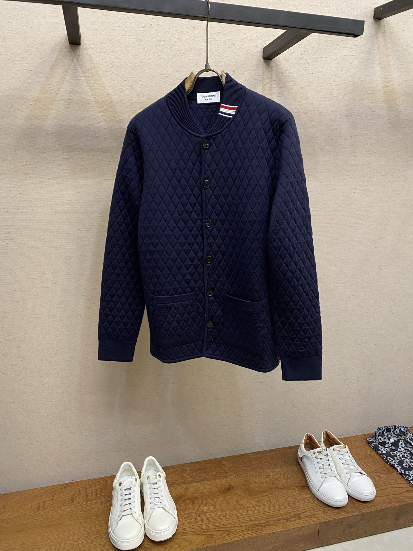 NO:646082,TB wool diamond check knitted wool jacket. 18-needle imported flat knitting (non-cutting machine process). 260 minutes. 3-4 pieces per day on one machine. Purely hand-sewn discs. Very time-consuming and labor-intensive. The close-fitting tissue is made of wool. The inner filling material of the diamond check is nylon, which makes the diamond check fuller and more three-dimensional. 16.5 micron ultra-fine wool. Silky texture. Yarn used by first-line brands. Close-fitting, comfortable and warm. Contrast diamond check cotton jacket.  The wool knitting method is simply perfect. It does not press the body. It is more comfortable, warmer and has a high-end feel. It uses real horn buckles and has a natural texture. It pursues perfect details and quality. The highlight is a collectible wool jacket. Size M-2xl,,jackets & coats,alexander wang19860909TB羊毛菱形格针织羊毛外套  18针进口横机织（非裁剪机车工艺） 260分钟时长 一台机一天3-4件 纯手工缝盘 非常耗时耗力 贴身组织均为羊毛 菱格内里填充材质为锦纶 让菱格饱满更有立体感 16.5微米超细羊毛 丝滑质感 一线品牌御用纱线 贴身舒适保暖 对比菱形格棉服外套 羊毛针织做法 简直就是完爆 不压身 更舒适 更保暖 又有高级感 采用真牛角大扣 天然质感 追求完美细节品质 重点一件可以收藏级的羊毛外套 尺码M-2xl,,jackets & coats,alexander wang,Men's clothing