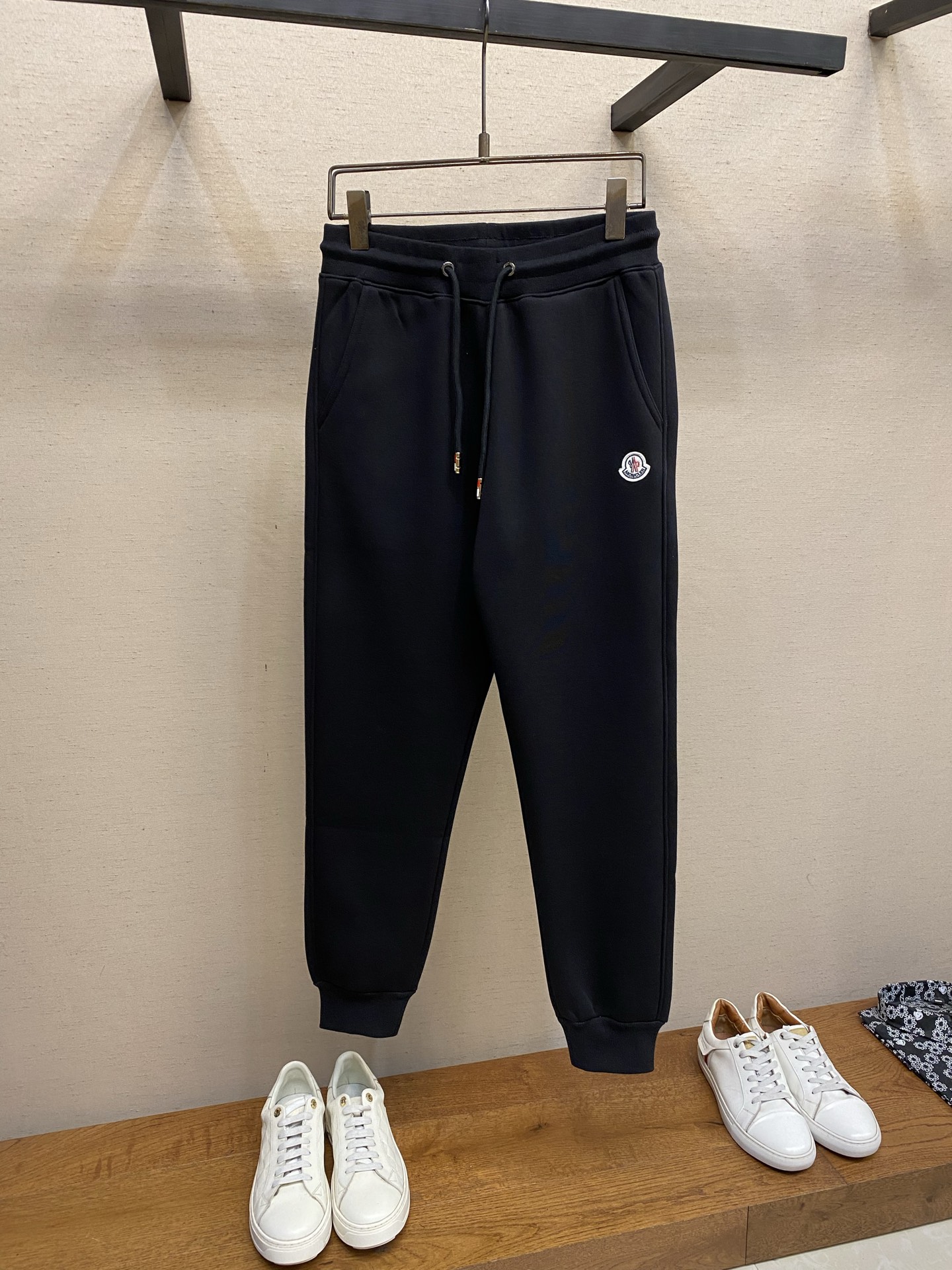 🌟🌟Moncler 【加绒】男士休闲裤👍 最新款上身版型无敌正！ 绝对可以闭眼收的一款 此款裤子非常百搭，弹力腰围,日常