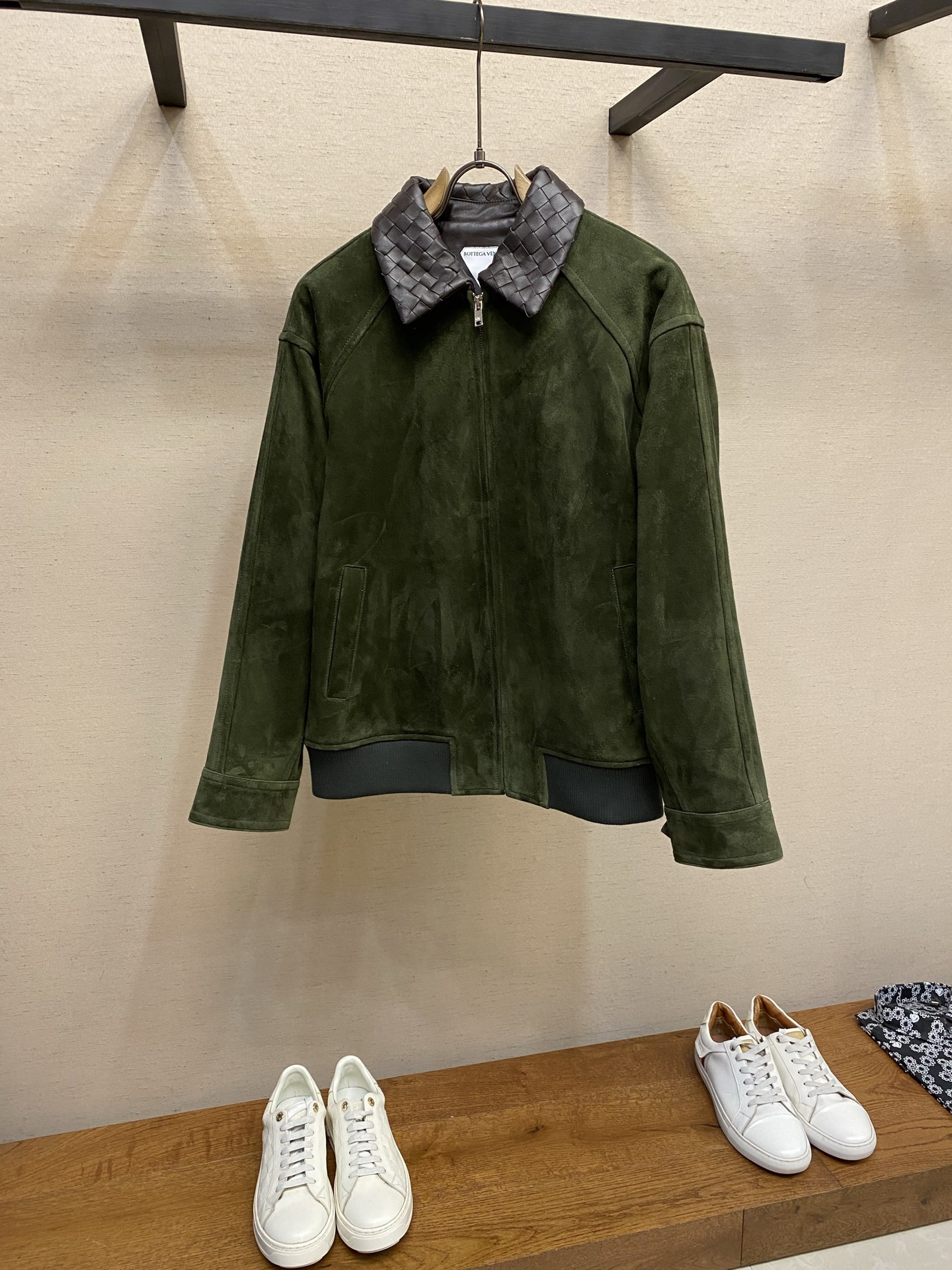 NO:648865,BV [High-end customization, only exchangeable sizes] suede, high-end moss green, hand-woven collar, leather jacket, imported mixed-breed sheep, non-domestic leather, original lining, horn buckle hardware, size 48-56,,bottega veneta,jackets & coats,alexander wang19860909BV【高端定制,只可换码】翻毛皮 高级苔藓绿 手工编织领 皮夹克 进口混种羊 非国产皮 原版里布牛角扣五金 尺码48-56,,bottega veneta,jackets & coats,alexander wang,Men's clothing