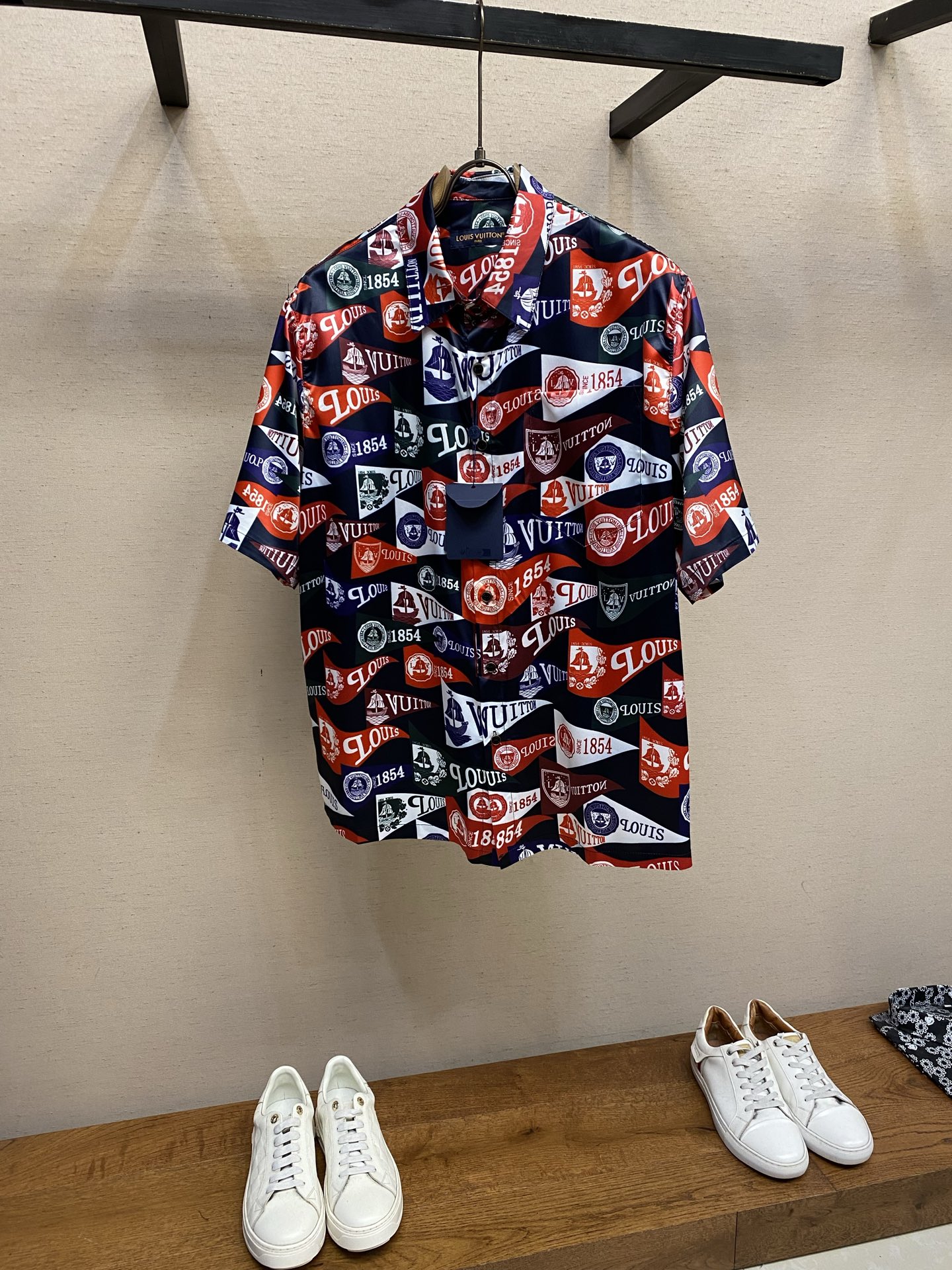 NO:655866,1V 26ss bunting short-sleeved shirt. The fabric is made of custom printed fabrics. It has excellent texture, comfortable and soft, skin-friendly and breathable. It is decorated with pockets on the chest, overlocked inside, and button letters are customized. The overall alignment is straight and delicate. The fabric is comfortable and soft. The color is consistent and no color difference. It can be matched with the same style to create a fashionable look. It can control various occasions. Customized accessories. Complete three standards. Same style for men and women. Sizes S-XL, shirts, T-shirt, alexander wang198609091V 26ss 彩旗短袖衬衫 面料采用定制印花面料匠心制作,质感卓越,舒适柔软,亲肤透气,胸口饰以口袋点缀,内里包缝,扣子字母定制,整体走线平直细腻,面料舒适柔软,颜色一致无色差,能与同款搭配营造时尚造型,驾驭各种场合,定制辅料,三标齐全,男女同款 尺码S-XL,,shirts,T-shirt,alexander wang,Men's clothing