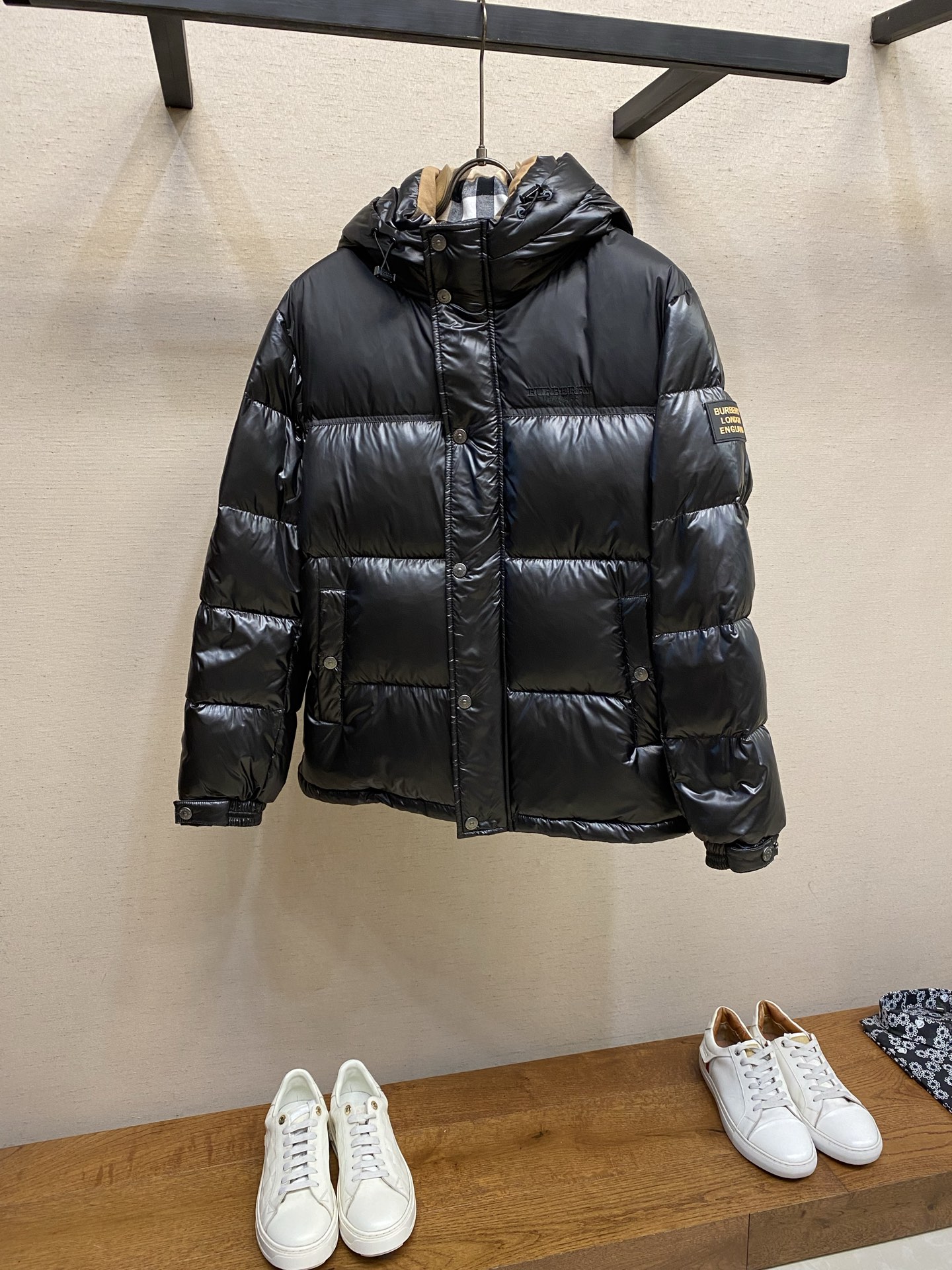 NO:691185,BBR hooded down jacket, matte nylon material is waterproof and windproof, filled with high-quality goose down inside, perfect for warmth! Hooded design + loose fit, with brand badges on the sleeves, low-key and recognizable. Suitable for commuting and outdoor use in autumn and winter, fashionable and practical, and can be easily managed in cold weather! Sizes 48-54,, down jacket, hats,19860909BBR 连帽羽绒服,哑光尼龙材质防水防风,内部填充高品质鹅绒,保暖力满分!连帽设计+宽松版型,袖臂有品牌徽章,低调又有辨识度.秋冬 通勤,户外都很适合,时尚又实用,寒冷天气也能轻松驾驭! 尺码48-54,,down jacket,hats,,Men's clothing