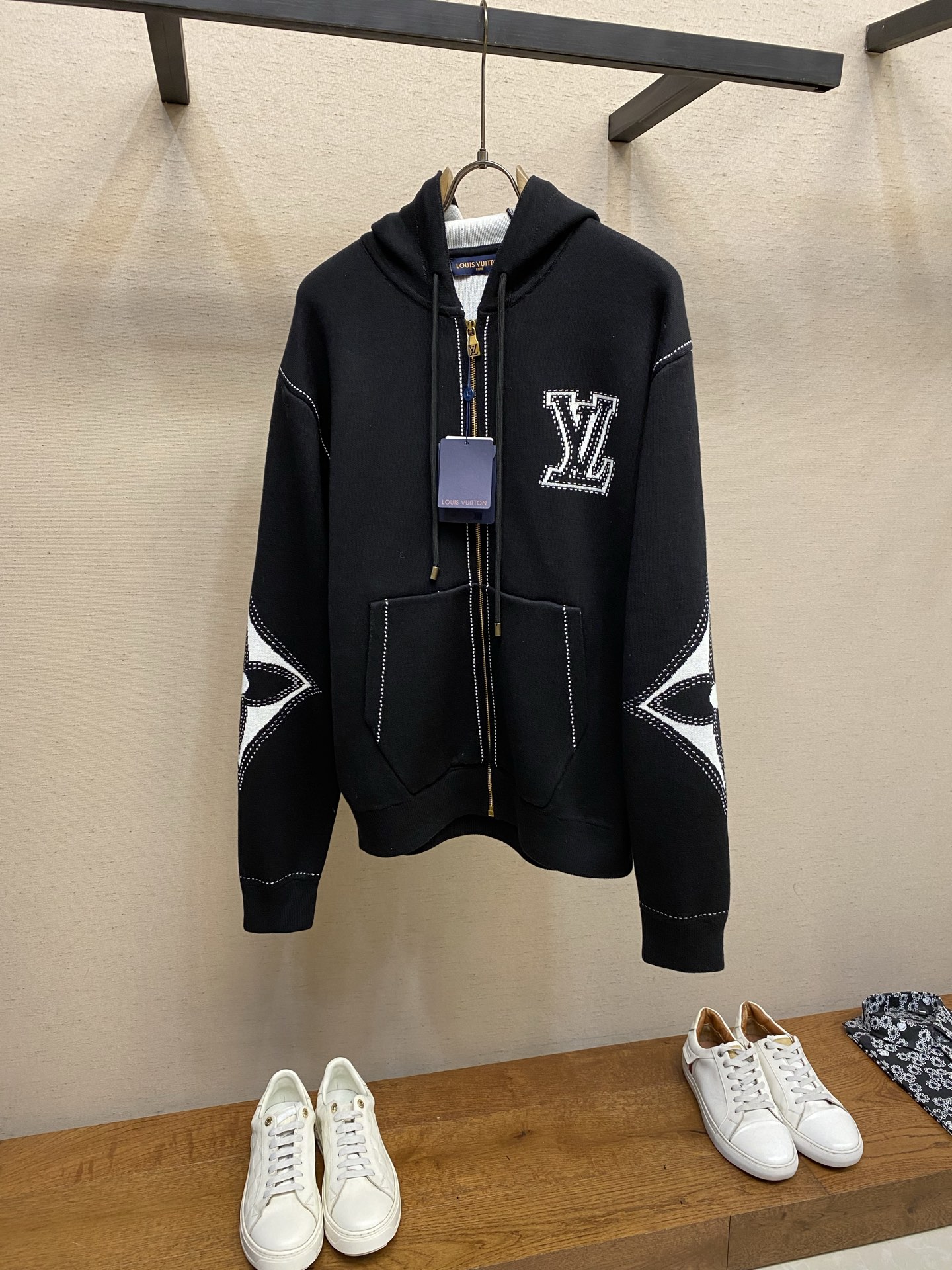 NO:845727,1V. Knitted intarsia zipper cardigan. The fabric is made of pure cotton yarn, and the custom-woven carbonized black yarn makes the color of the clothes more shiny and black. The craftsmanship of the garments is washed and fixed to increase the feel. The craftsmanship of this style is woven with a 14-needle imported machine, and the jacquard process is plated 6 times before it is perfectly reproduced. The auxiliary zippers are made of electroplated brass, and the teeth are European style.  This black cotton zip-up sweatshirt features delicate intarsia, with dotted lines creating the illusion of stitching and embroidery. Contrasting LV initials adorn the front, while oversized Monogram flowers add a graphic touch to the elbows. This garment has a casual-chic appeal that adds a layer of cozy warmth to the garment. Fabric: Cotton Color: Black and white with LV initials on the chest and large Monogram flowers on the elbows.  Hood with drawstring, metal end engraved with LV initials. Zipper closure and puller engraved with LV initials. Striped pattern with embossed effect on ribs. Large side pockets. Regular fit. Sizes S-XL,,louis vuitton,hats,198609091V、针织嵌花拉链开衫 面料采用纯棉毛纱,定织碳化黑毛纱使衣服色光更加呈现出亮光黑效果. 工艺成衣洗水固定版型增加手感. 工艺该款采用14针进口机器织出,提花工艺打板6次才完美复刻而成. 辅料拉链采用电镀黄铜色,拉牙采用欧款拉牙, 这款黑色棉质拉链运动衫采用精致的嵌花工艺,虚线营造出缝合和刺绣的错觉.正面饰有对比鲜明的LV首字母,而超大Mo nogram 花朵则为肘部增添了图形感.这款服装具有休闲时尚的魅力,可以为服装增添一层舒适的温暖. 面料:棉颜色:黑色和白色胸前镶嵌LV缩写 肘部镶嵌大型Monogram 花朵. 连帽配有抽绳,金属末端刻有LV首字母拉链开合和拉头刻有LV缩写肋骨上带有压花效果的条纹图案大侧袋常规版型. 尺码S-XL,,louis vuitton,hats,,Men's clothing