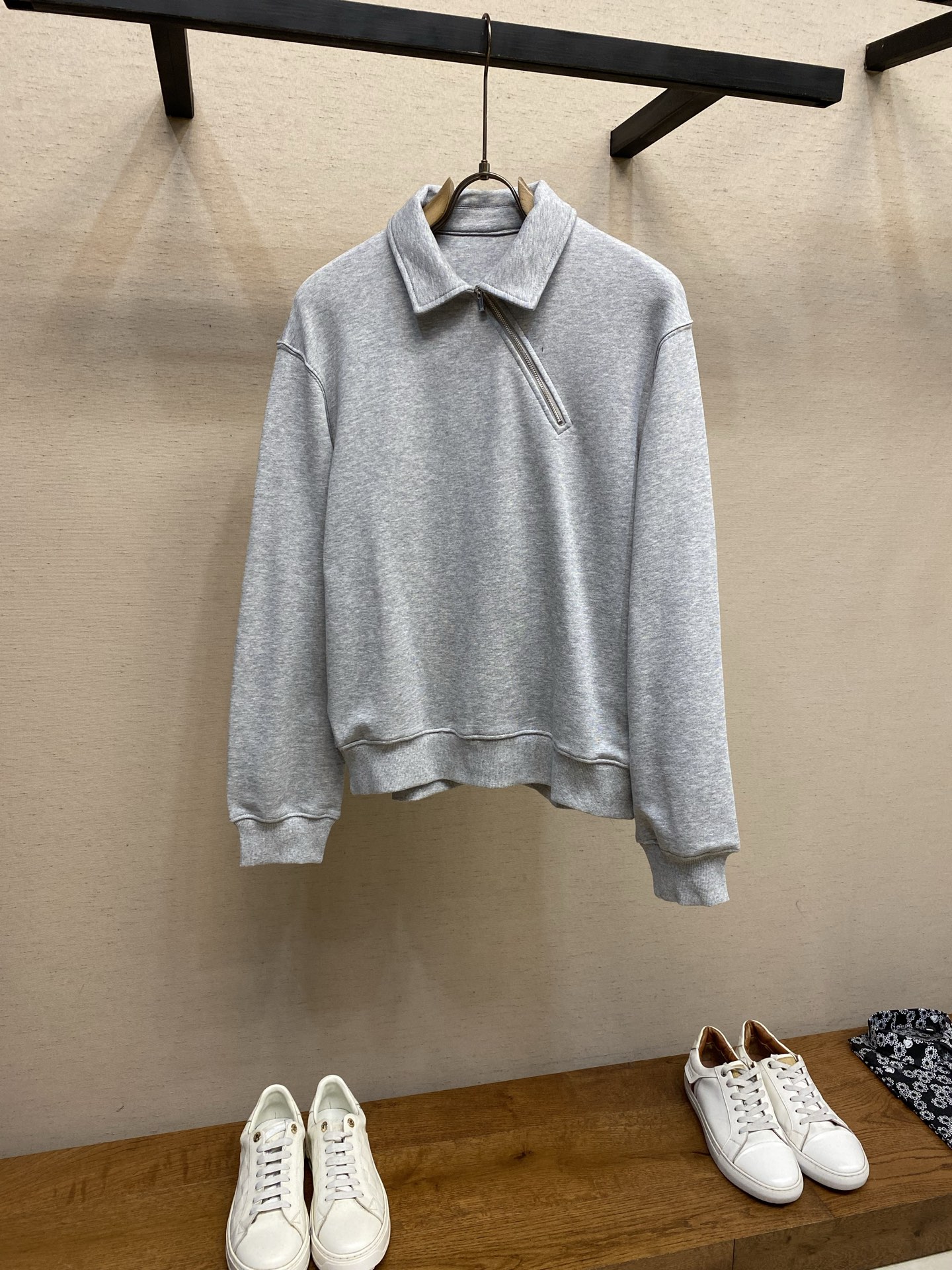 NO:731649,Non-returnable, non-exchangeable special offer (size M/1) Miu Miu gray diagonal zipper sweatshirt Miu Miu's gray diagonal zipper sweatshirt is made of high-quality knitted fabric, soft and warm, and super comfortable to wear in autumn and winter! Classic Polo lapel + half zipper design, full of details, simple and textured. Loose fit, strong baggage, it goes well with jeans or casual pants, and it is easy to create a casual and fashionable style ~ The gray is low-key and versatile, and can be worn for commuting and leisure!  Size S,M,L,,miumiu,hoodie,sweatshirts,jeans,19860909不退不换特价（尺码M/1） Miu Miu灰色斜拉链卫衣 Miu Miu这款灰色斜拉链卫衣,采用高品质针织面料,柔软又保暖,秋冬穿超舒服!经典Polo翻领+半拉链设计,细节满分,简约又有质感.宽松版型,包 容性强,搭配牛仔裤或休闲裤都很OK,轻松打造随性时髦风~灰色低调百搭,通勤休闲都能hold住! 尺码S,M,L,,miumiu,hoodie,sweatshirts,jeans,,Men's clothing