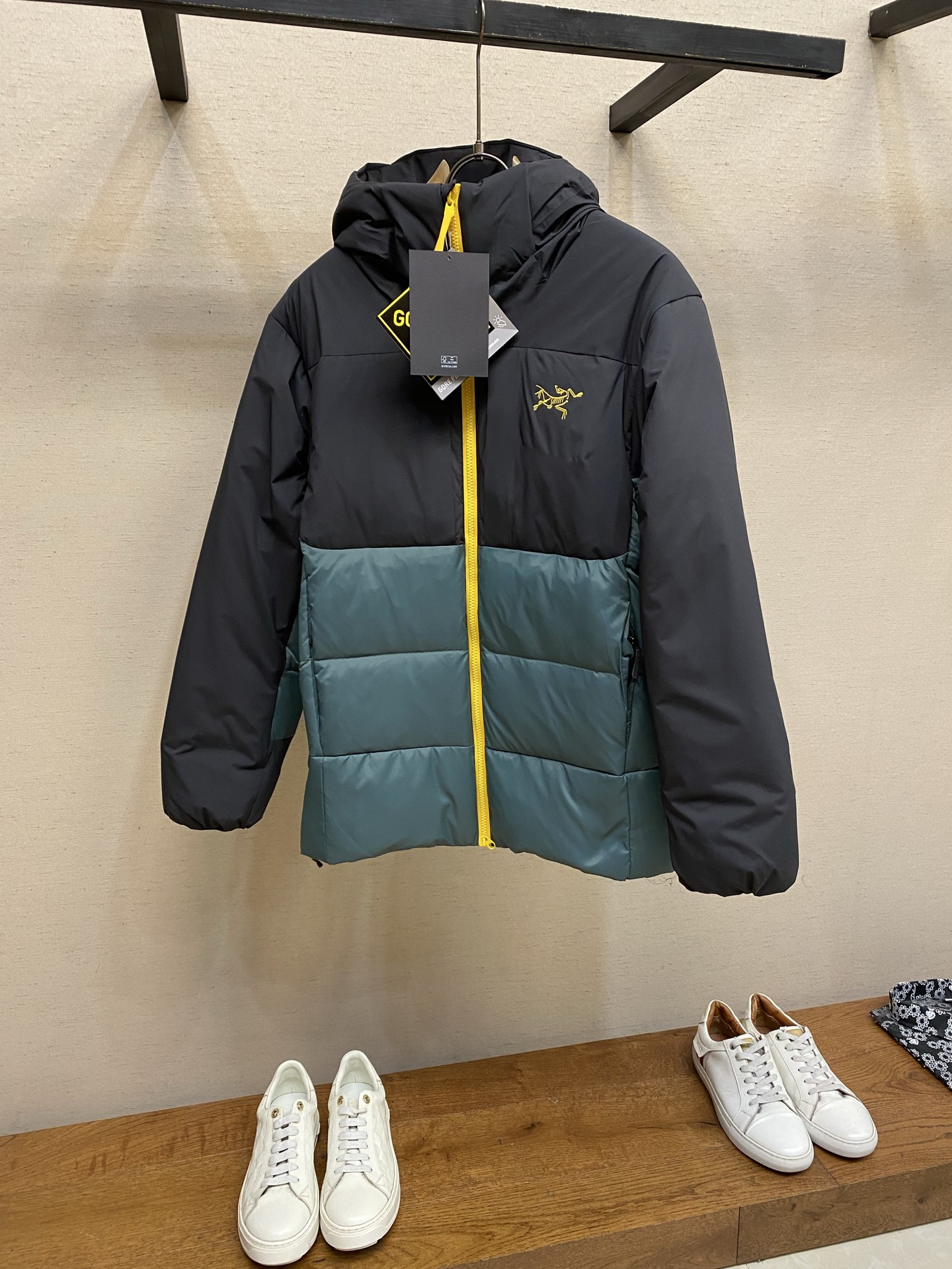 NO:655879,Arctery Thorium SV Down Jacket Arc'teryx Thorium SV Down Jacket, the color is super textured! It is filled with European goose down, which has perfect warmth retention, so you are not afraid of the cold outdoors in winter. GORE-TEX INFINIUMTM is used on the shoulders to prevent wind, and the hood can also block rain and snow. The lining design makes the down more fluffy, comfortable to wear without weighing down the body, and the loose version is also easy to layer. It is both functional and fashionable, and is a must-have for winter travel!  Size S-2xl,arc'teryx,down jacket,hats,alexander wang19860909Arctery 始祖鸟 Thorium SV 羽绒服 始祖鸟 Thorium SV 羽绒服,配色超有质感!填充欧洲鹅绒,保暖力满分,冬天户外不怕冷 .肩部用GORE-TEX INFINIUMTM防风,风帽还能挡雨雪.立衬设计让羽绒更蓬松,穿着舒适不压身,宽松版型叠穿也很方便,功能性与时尚兼备,冬季出行必备! 尺码S-2xl,arc'teryx,down jacket,hats,alexander wang,Men's clothing