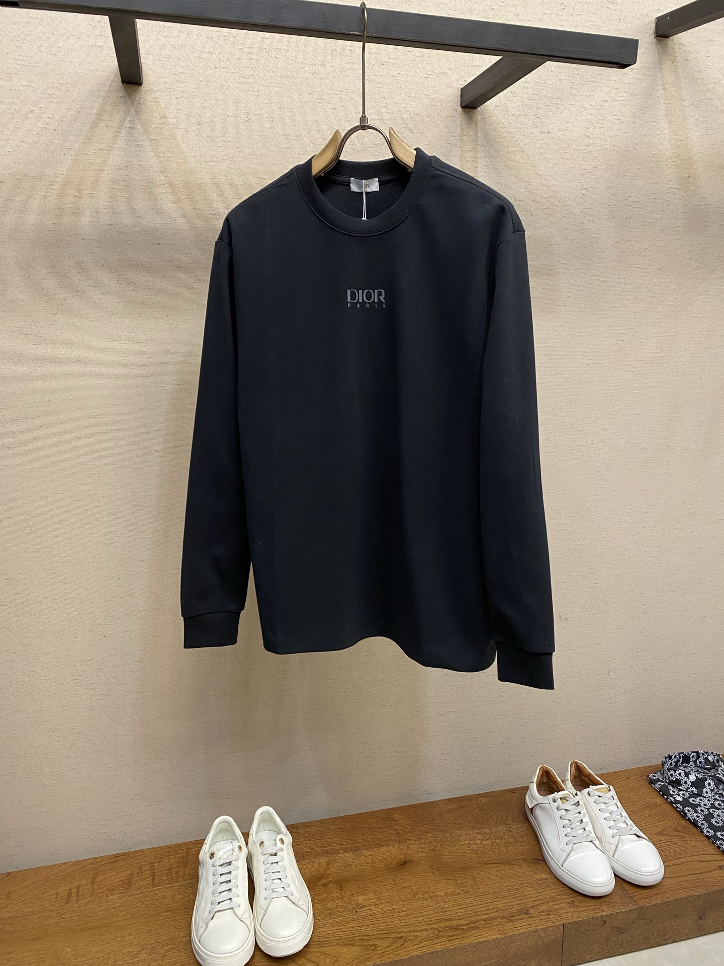 NO:655851,Dior CD Xiaodi goat pattern printed black long-sleeved T-shirt. The alpine goat print on the back of this long-sleeved TEE is in a soulful light brown + off-white tone, which is like bringing the wild charm of the Alps into the body of the shirt. The texture of the horns and the texture of the hair are all printed clearly and delicately. When you move around, it sways with the fabric, like wrapping 'breathing nature' around your body.  The minimalist Di letter logo on the chest is 'low-key and careful'. The silver-gray embroidery is hidden in the black background. Only at a close distance can you feel the exquisiteness of the stitching. It forms a contrast between 'stillness and movement' with the wild print on the back, and directly adds a sense of high-end.  The fabric is a high-tech combination of 78.2 combed cotton + 21.8 polyamide. It is as soft and moist as cotton against the skin, but will not loosen up after a few washes like ordinary pure cotton. The addition of polyamide gives the fabric a slightly elastic drape, which can follow the body shape when you raise your hands and bend over. It is not bloated or tight. It can be worn with sweatshirts and suits with a 'relaxed but not sloppy' proportion.  Size XS-L,,dior,hoodie,sweatshirts,business suit,alexander wang19860909Dior CD小迪山羊图案印花黑色长袖T 打底衫.这款长袖TEE后背的高山山羊印花是灵魂浅棕+米白的色调像把阿尔卑斯山的野趣搬进衣身,羊角的纹理、绒毛的质感都印得清透细腻,走动时随面料轻晃,像把“会呼吸的自然”裹在身上. 而胸口的极简Di字母标是“低调小心机”银灰刺绣藏在黑底里,只有近距离才能摸到针脚的精致,和后背的野性印花形成“静与动”的反差,高级感直接拉满. 面料是78.2精梳棉+21.8聚酰胺的黑科技组合贴肤是棉的软润,却不会像普通纯棉那样洗几次就松垮；聚酰胺的加入让面料带点微弹的垂坠感,抬手弯腰时能跟着身形轻贴,不臃肿、不紧绷,套卫衣、搭西装都能穿出“松弛不邋遢”的比例. 尺码XS-L,,dior,hoodie,sweatshirts,business suit,alexander wang,Men's clothing