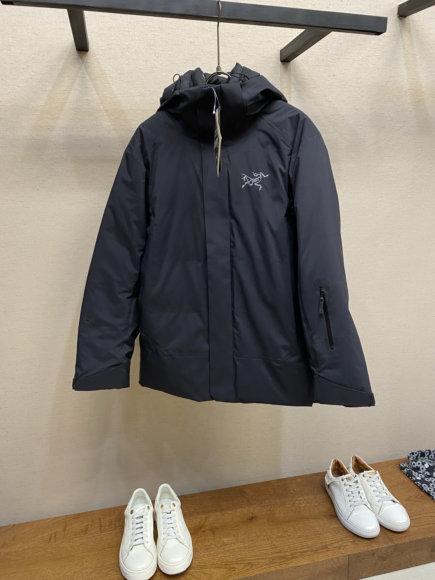 NO:662363,Atctery | FISSILE SV GTX 3L series down jacket hooded jacket JACKET ski down jacket. The hood is removable. This down jacket from FISSILE knows how to keep warm!  3L windproof system goose down Discover the 'straight ball confession of science and engineering men' in the down jacket industry Not to mention fancy, just hardcore stacking 3-layer GORE-TEX750 puffy goose down YKK zipper Size S-2xl, arc'teryx, jackets & coats, jackets & coats, down jacket, hats,  19860909Atctery 始祖鸟｜FISSILE SV GTX 3L 系列羽绒服连帽夹克外套 JACKET滑雪羽绒服.帽子可拆卸. FISSILE这件羽绒服是懂保暖的！3L防风系统鹅绒 发现羽绒服界的“理工男直球告白” 不说花哨的 就硬核堆料 3层GORE-TEX750蓬鹅绒YKK拉链 尺码S-2xl,arc'teryx,jackets & coats,jackets & coats,down jacket,hats, ,Men's clothing