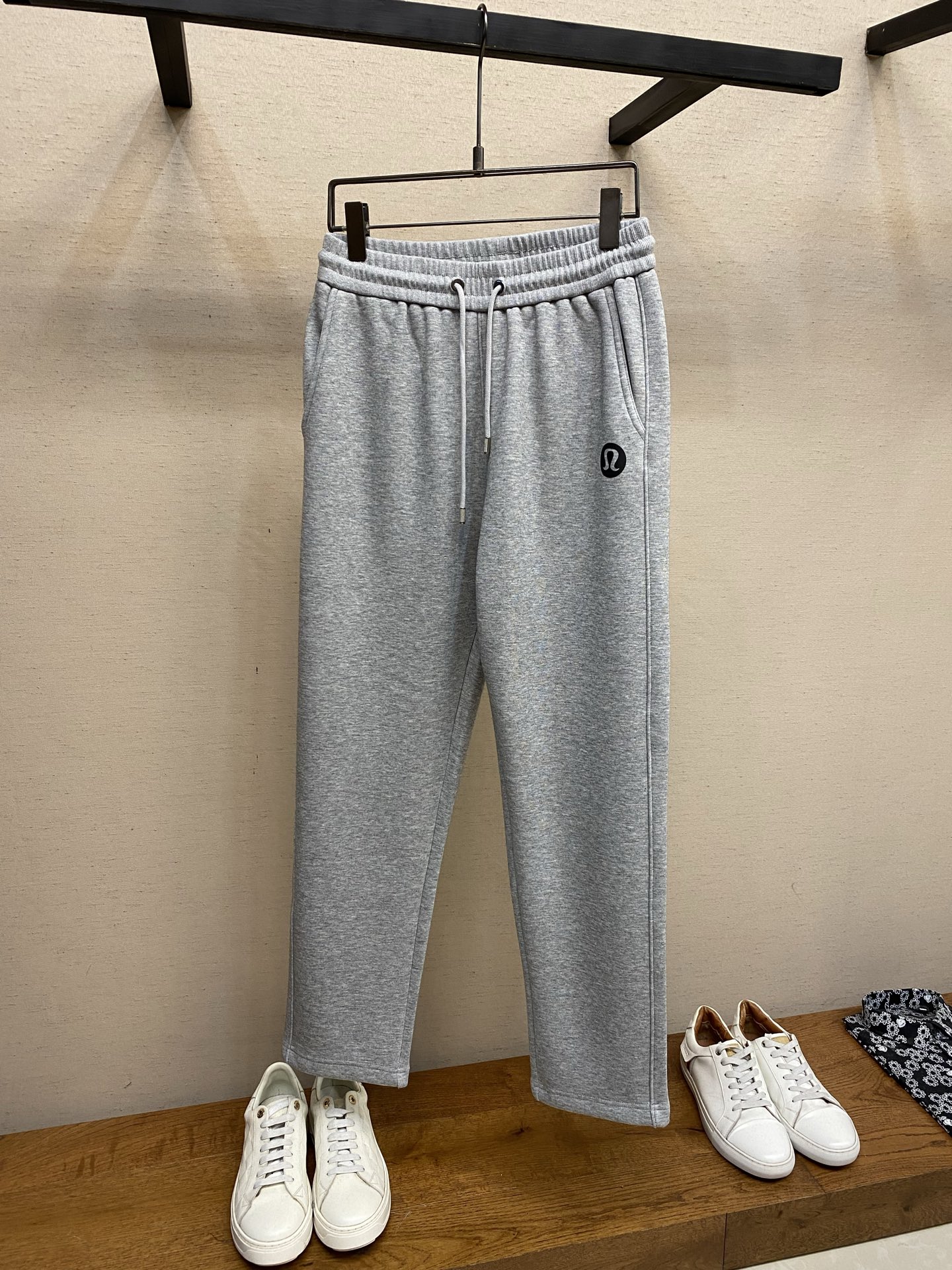 NO:662360,AIO [Fleece] men's casual pants, the latest upper body style, invincible!  You can definitely close your eyes and close your eyes. This type of pants is very versatile and has an elastic waist. It can be worn in daily work and outdoor sports. It is the perfect combination of fashion, leisure and outdoor sports, so it is your best choice whether you wear it daily or outdoors. Extreme comfort and quick perspiration are the most popular focus, improving the wearing comfort. It is suitable for aerobic exercise and cross-country running. This type of running casual pants has an extremely wide range of applications, allowing you to naturally maintain your love for sports in the summer, and can also be worn in leisure life.  Size M-3xl,, 19860909AIO【加绒】男士休闲裤 最新款上身版型无敌正！ 绝对可以闭眼收的一款 此款裤子非常百搭,弹力腰围,日常上班 户外运动都可以穿着,是时尚休闲与户外运动的完美结合,所以无论您平时穿或者户外穿都是您的最佳选择. 极致舒适和快速排汗是备受青睐的重点,提升穿着舒适度,适合有氧运动和越野跑条件下穿着,此款是一件适用范围极其广泛的跑步休闲裤,让你在夏天自然可以保持对运动热爱,也可以在休闲生活中穿着 尺码M-3xl,, ,Men's clothing