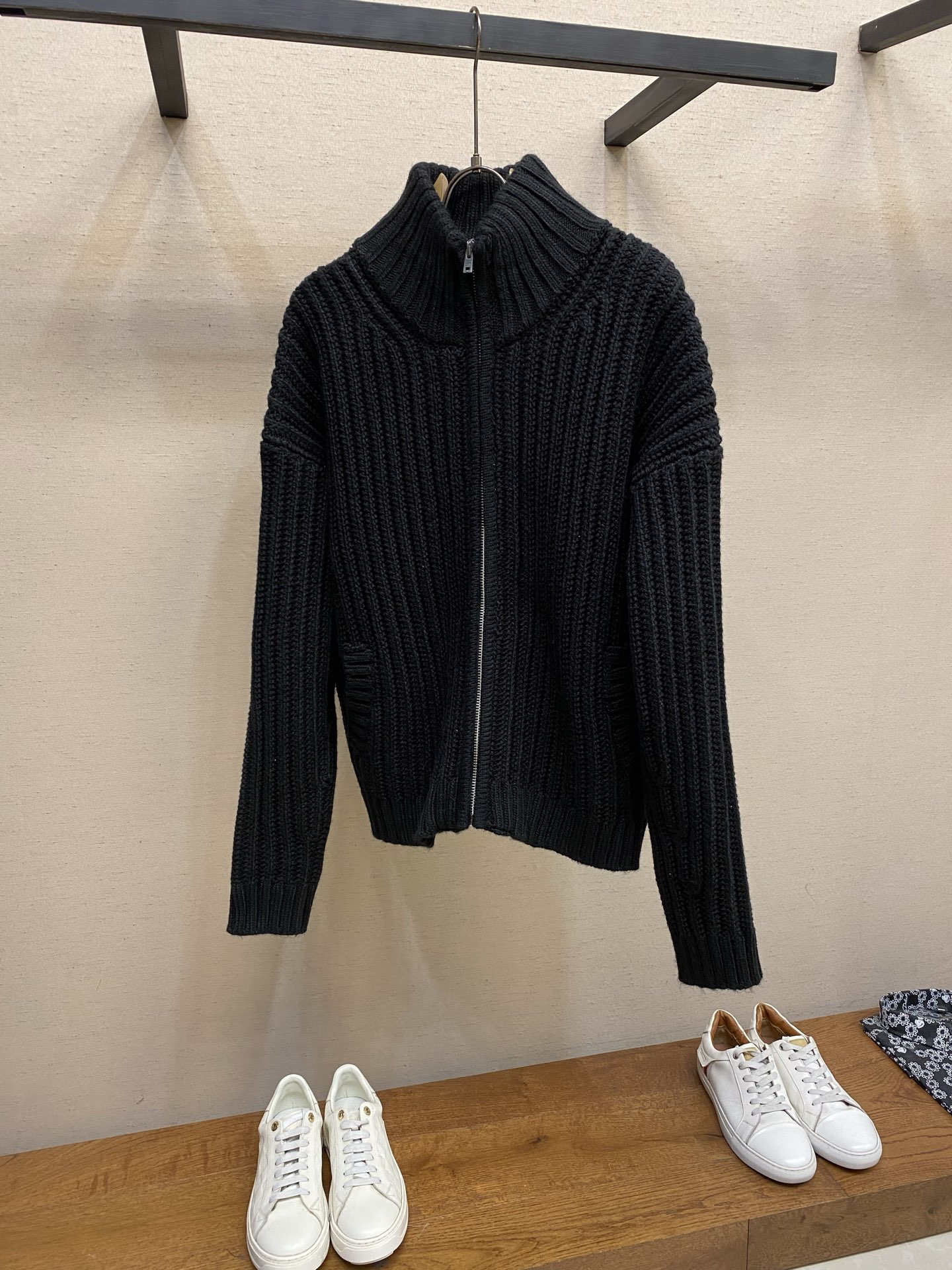 NO:655861,Acne Studios embroidered zipper sweater jacket. Custom-woven mellow black woolen texture. Full texture, thick and solid. Every inch of fiber contains heavy warmth. The rich black is the main color, exuding an irresistible charm. The vertical knitted lines on the front panel are more profound and three-dimensional. The exquisite zipper design is cleverly integrated into the knitted jacket, making the jacket instantly rejuvenated. The white embroidered logo on the back panel stands out on the black in an elegant manner.  With the story and history of the brand, the heavy texture is everywhere showing its luxurious charm and showing a unique fashion attitude in minimalism. Process 1 uses imported machine embroidery technology and uses advanced computer control systems and precision mechanical parts to realize Acne's seasonal embroidery logo work with high precision and smooth and delicate lines. Process 2: Softening and deodorizing process of ready-made clothes. Use professional washing equipment and specific detergents to deeply clean and deodorize clothes to improve the feel and appearance of clothes.  Sizes S-XL,,acne studios,dior,jackets & coats,sweaters,alexander wang19860909Acne Studios 刺绣拉链毛衣外套 定织醇黑粗纺羊毛肌理料 质感十足 厚重扎实 每一寸纤维都蕴含着沉甸甸的暖意 以浓郁的黑色作主色调 散发着令人难以抗拒的魅力 前幅一条条纵向的针织纹路更显深邃与立体 精致的拉链设计巧妙地融入针织外套 让外套瞬间焕发活力 后幅白色刺绣徽标以一种优雅的姿态跃然于黑色之上 带着品牌的故事与历史的沉淀 沉甸甸地质感无处不在展示它的奢华魅力 在极简中彰显出独特的时尚态度 工艺1采用进口机刺绣工艺 使用先进的计算机控制系统和精密的机械部件 实现Acne当季刺绣徽标作业 精度高 线条流畅而细腻 工艺2: 成衣洗水加软去味工艺 通过专业的洗涤设备和特定的洗涤剂 对衣物进行深度清洁和去味处理 改善衣物的手感和外观 尺码S-XL,,acne studios,dior,jackets & coats,sweaters,alexander wang,Men's clothing