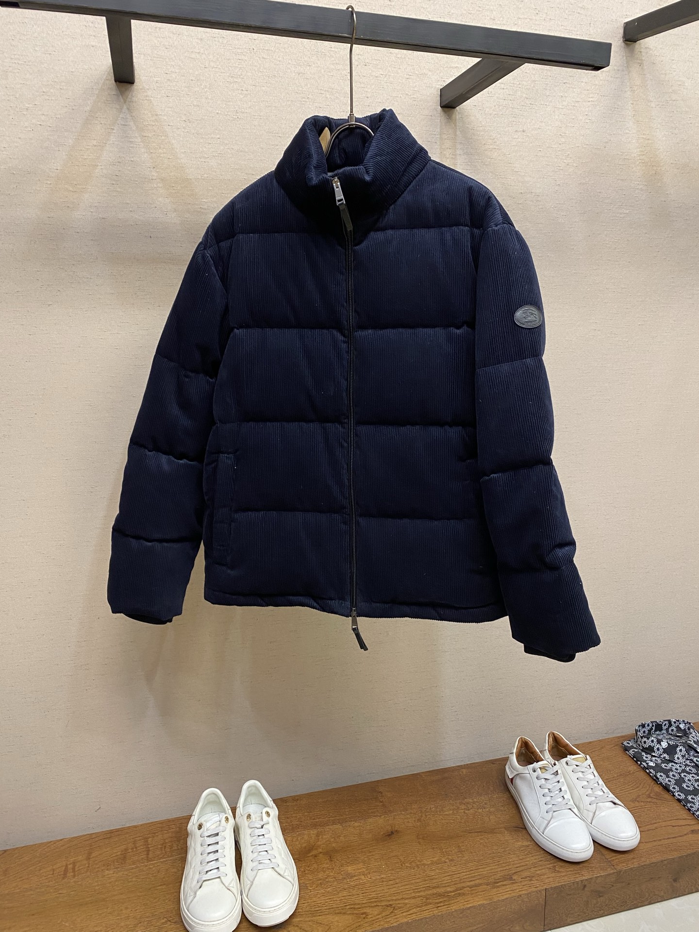 NO:655832,BBR Corduroy Down Jacket Fabric Selection: The corduroy fabric made of cotton fiber has obvious vertical stripes on the surface, which is soft and three-dimensional. It also has warmth and durability, strong color expression, and a retro and fashionable temperament. The plaid lining uses Burberry's classic plaid pattern, which is a cotton blended material, increasing the brand's recognition. High-quality filling  It is fully and evenly filled with 90 white duck down and weighs 300g, ensuring good thermal insulation performance. Detailed splicing. Cashmere ribbing is used on the cuffs, hem and other parts to enhance fit and comfort. Genuine leather logo. There is a laser-cut logo made of sheepskin on the sleeve arms. Seam processing. The seams are covered with a hemming process to prevent down from leaking and increase the durability of the garment.  The splices need to be aligned with the velvet strips of corduroy to maintain the coordination of the overall appearance. High standards: Corduroy is a pain point in production, resulting in fabric light differences, poor smoothness, and very large losses. The fabrics are custom-woven and dyed without worrying about color difference. There is no doubt about the drape after the fabric density is in place. Sizes S-XL, burberry, down jacket, sheepskin, alexander wang19860909BBR 灯芯绒羽绒服 面料选择 选用棉纤维打造的灯芯绒面料,表面有明显得到纵向条纹,触感柔软且富有立体感,同时又具有保暖性和耐用性,色彩表现力强,自带复古时尚的气质. 格纹内衬内衬采用了Burberry经典的格纹图案,为棉质混纺材质,增加了品牌的辨识度. 高品质填充物 采用90白鸭绒填充饱满且均匀,克重达300g,保证了良好的保暖性能. 细节拼接 袖口、下摆等部位采用羊绒罗纹,以增强贴合度和舒适度. 真皮徽标 袖臂上有羊皮材质的激光切割的徽标 接缝处理 接缝处采用包边工艺,防止羽绒外泄,同时增加服装的耐用性. 拼接处需对齐灯芯绒的绒条,保持整体外观的协调性. 高标准: 灯芯绒为生产痛点 所产生的 面料光差 顺毛差 损耗非常大面料定织定染不用担心色差问题 面料密度到位后垂感也是毋庸置疑 尺码S-XL,,burberry,down jacket,sheepskin,alexander wang,Men's clothing