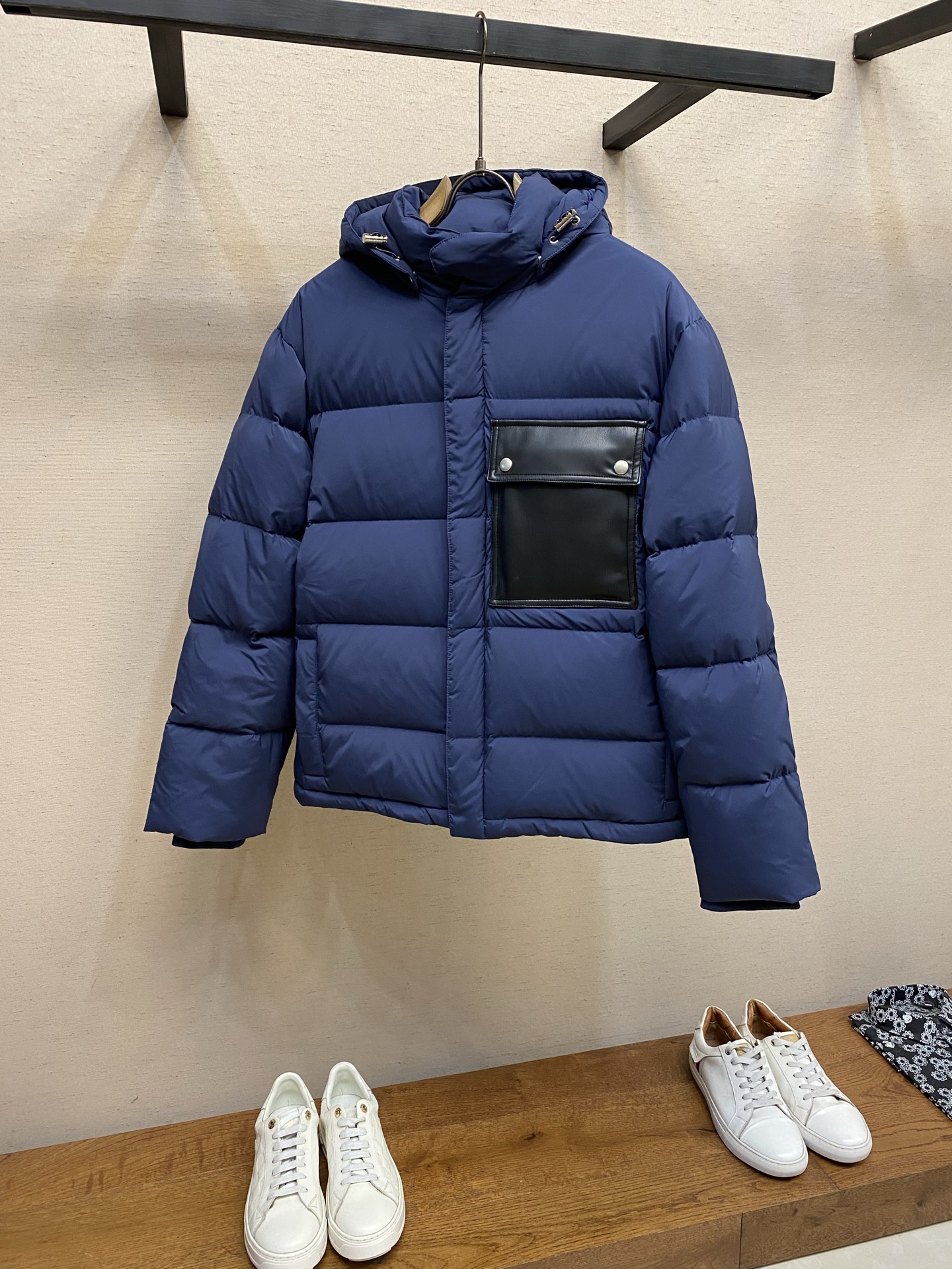 NO:655837,The BV 25FW woven genuine leather down jacket is made of high-density cotton fabric that is not only durable, but can also effectively resist wind, cold, rain and snow. Using light and soft lining material, polyester fiber lining, can improve comfort. The lining needs to have good breathability to improve the wearing experience. Filling: High-quality new national standard 90 white duck down filling provides good thermal insulation performance. Ensure the loft and filling amount of the down to achieve the expected warmth effect.  Leather decoration: The woven leather decoration is made of soft and durable lambskin. The woven leather decoration on the elbows uses patch splicing technology to firmly sew the leather on the fabric. The black large pocket on the chest is double-stitched to enhance the durability and decorative effect of the pocket. Zipper: Choose YKK zipper to ensure smoothness and durability. The length, size and position of the zipper are all standard for the sample. Casual fit  It adopts a casual version that is more loosely cut than the conventional version. It is comfortable and comfortable to wear without restricting the body. It is suitable for various casual occasions. Sizes S-XL,,bottega veneta,down jacket,sheepskin,alexander wang19860909BV 25FW 编织真皮羽绒服 面料采用 高密度全棉面料不仅耐用,还能有效抵御风寒和雨雪. 使用轻便且柔软的内衬材料,聚酯纤维内衬,可以提高舒适度. 内衬需要具备良好的透气性,以提高穿着体验. 填充物 高质量新国标90白鸭绒的羽绒填充物,提供良好的保暖性能. 确保羽绒的蓬松度和填充量,以达到预期的保暖效果. 皮革装饰 编织皮革装饰选用柔软且耐用的小羊皮. 肘部的编织皮革装饰,采用贴片拼接工艺,将皮革牢固地缝制在面料上. 胸前的黑色大口袋使用双线缝制,以增强口袋的耐用性和装饰效果. 拉链 选择YKK的拉链,确保顺滑耐用.拉链的长度尺寸位置都还原样衣标准.  休闲版型 采用较常规版型剪裁更为宽松的休闲版型,穿着舒适自在,不束缚身体,适合各种休闲场合穿着. 尺码S-XL,,bottega veneta,down jacket,sheepskin,alexander wang,Men's clothing