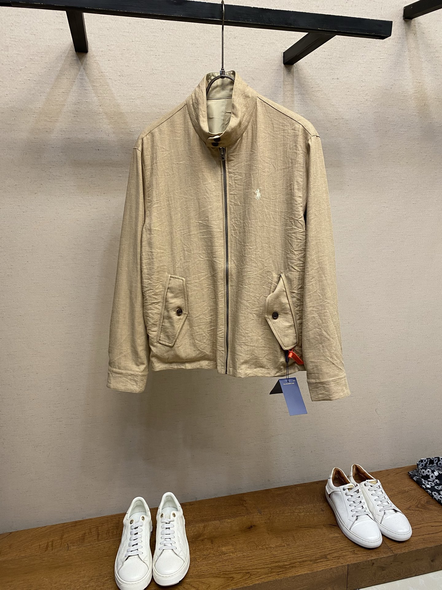 NO:655875,Ralph Lauren logo embroidered reversible jacket. Customized matte moire taffeta and twill jacquard brocade. Light and tough, smooth drape. Comfortable and close to the skin. Quiet dark blue. Elegant style. Twin clothes. Style without boundaries. One side is decorated with twill jacquard brocade and has its own retro filter, like the gears of an old-school gentleman's pocket watch. The other side is made of matte moiré taffeta to bring a sense of relaxation. Casual and casual gene, exquisite pony mark embellishments.  Fully recognizable. The classic stand-up collar is closed with three hidden button tabs. Simplicity controls complexity. The design philosophy hidden in the details. Double-sided style. One garment hides old money and relaxation. Process 1: Adopt imported machine embroidery technology. Use advanced computer control system and precision mechanical components to realize the iconic pony embroidery operation. High precision. The lines are smooth and delicate. Process 2: Template machine bag opening. Preset templates guide the position, shape and size of the bag opening.  Accuracy ensures the quality of the bag opening effect. Process 3: Ergonomic three-dimensional cutting returns to traditional craftsmanship through segmentation, folding, shrinking, and stretching techniques. The so-called slow work produces fine work, which is respect for the material. The pursuit of feel. Complex workmanship, tedious, slow, and high loss. Process 4: The fabrics are washed carefully. The hand feel and texture are better. Not easy to deform, not easy to shrink, not easy to fade, and maintain long-term beauty. Size S-XL,, loro  piana,jackets & coats,alexander wang19860909Ralph Lauren 标识刺绣俩面穿夹克 定制哑光云纹塔夫绸 以及斜纹提花织锦 轻盈坚韧 垂感爽滑 舒适贴肤 静谧深蓝 优雅格调 一衣双生 风格无界 一面饰以斜纹提花织锦自带复古滤镜 如老派绅士的怀表齿轮 另一面以哑光云纹塔夫绸自带松弛呼吸感 随性自在的休闲基因 精致的小马标点缀其间 辨识度十足 经典立领以三粒隐藏式扣袢收束 以简驭繁 藏在细节里的设计哲学 双面格调 一衣藏尽老钱与松弛 工艺1: 采用进口机刺绣工艺 使用先进的计算机控制系统和精密的机械部件 实现标志性小马刺绣作业 精度高 线条流畅而细腻 工艺2: 模版机开袋 预设的模板来指导开袋的位置 形状和大小 精确性确保了开袋效果质量 工艺3: 人体学立体裁剪 回归传统工艺手法 通过分割 折叠 抽缩 拉展技术手法 所谓慢工出细活 是对材料的尊重 对手感的追求 做工复杂 繁琐 时效慢 损耗高 工艺4: 面料都经过孝洗 手感质感更佳 不易变形 不易缩水 不易褪色 保持长久的美观 尺码S-XL,,loro piana,jackets & coats,alexander wang,Men's clothing