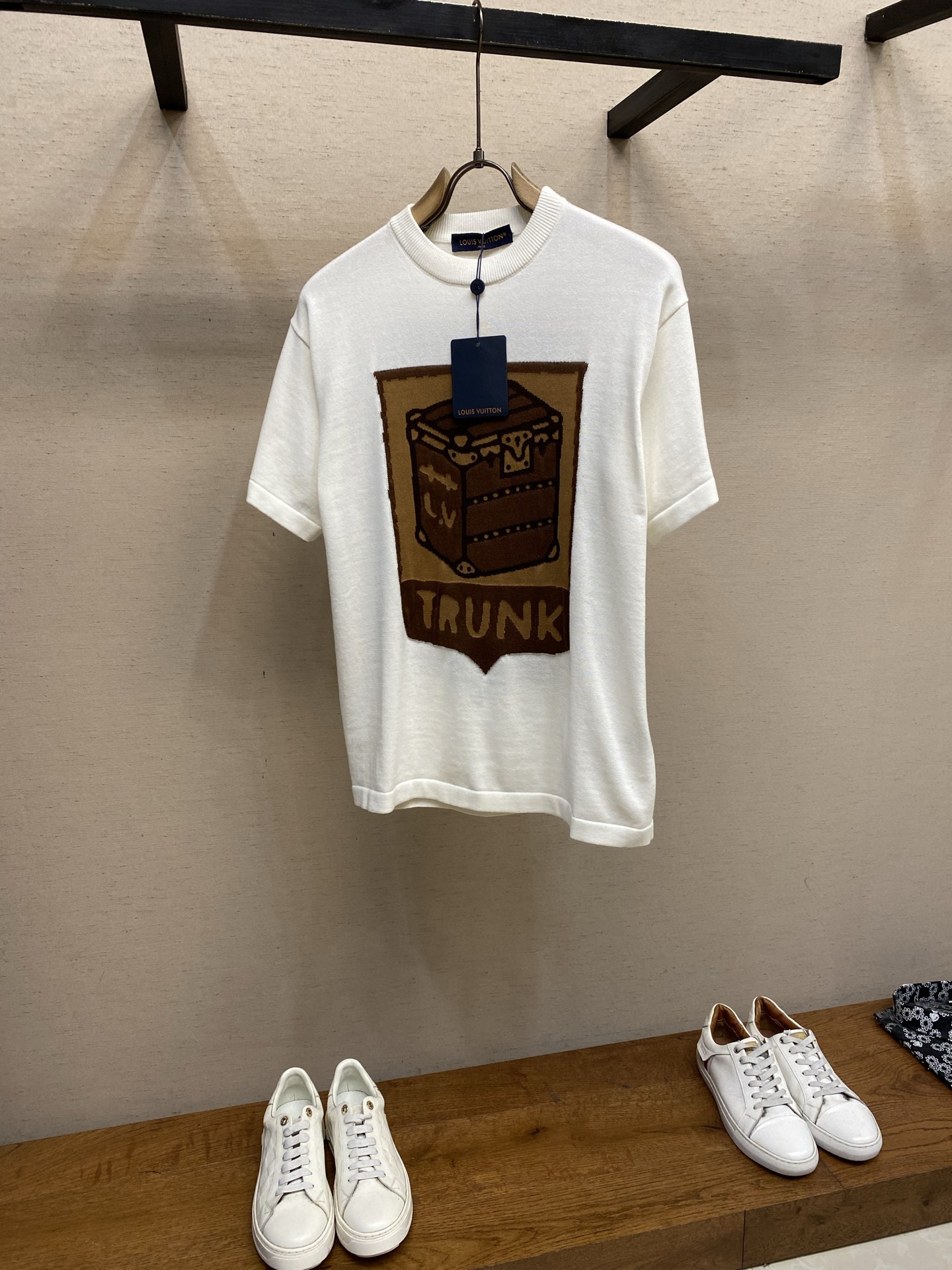 NO:655857,1V Treasure Chest Jacquard Round Neck Knitted Short Sleeves Original purchase, 000, counter-dyed wool, basic version, jacquard intarsia brand logo on the front and back, ribbed collar, densely spun cotton knit, soft washing process, round neck knitted short sleeves # Pure cotton counter-dyed yarn  It is made of high-quality pure cotton 14S fine knitted pieces and jacquard machines imported from Germany. It is environmentally friendly and fixed and dyed; it introduces customized cotton yarns. Jacquard fabrics require fine yarn count and extremely high requirements for raw cotton. The weaving code is tightly sealed and the hand feels delicate. Therefore, this model has high requirements for color presentation. After the yarn is treated with Basulan, the yarn style is more fluffy and the color fastness is higher. The hair scales have been processed in the front, making it delicate and comfortable to the touch. # Double-sided hanging jacquard knitting process  Classic yarn color design, with jacquard intarsia brand logo on the front and back. The jacquard is made of imported high-quality cotton yarn, which is interlaced with warp and weft threads to form a jacquard pattern. When the fabric is weaved, the warp and weft tissue changes are used to form a pattern, and the pattern is exquisite and delicate; because inferior cotton yarn cannot weave a formed pattern, the requirements for raw cotton are extremely high. # Special soft washing process  The quality inspection of the washing process is monitored throughout the process to prevent the fabric from hanging or hooking during the re-washing process. The fabric is made of extremely fine woven fabrics. After special washing, it has a soft touch and is not easily deformed when stretched. The overall texture is delicate and smooth, with good gloss and high breathability. # Round neckline, shoulder-length straight fit  The splicing of the armholes and the body uses fine stitching instead of direct sewing, which consumes more work hours but also has a stronger sense of detail. The yarn itself is malleable, and the upper body has a drapey feeling without a tight body. The washing process of the yarn softens the touch of the fabric while still retaining the original wide feeling. Sizes XS-L,, T-shirt, alexander wang198609091V 宝箱提花圆领针织短袖 原,000购买,对色定染毛料、基础版型、前后呈现提花嵌花品牌标识、罗纹衣领、密纺棉针织、柔软洗水工艺、圆领针织短袖 # 纯棉质对色定染纱线 采用高质纯棉14S细针织片,德国进口提花机织片而成.环保固色定染；引进定制全棉纱线.提花面料要求纱支精细,对原料棉要求极高.织码紧密密室,手感细腻.因此款对色彩呈现要求高,纱线经过巴素兰处理后.纱线风格更蓬松,色牢度也更高,毛鳞片已经做过前道处理,触感细腻舒适. # 双面挂毛提花针织工艺 经典纱线色调设计,前后呈现提花嵌花品牌标识.采用提花采用进口高品质棉纱纺织物以经线、纬线交错组成提花图案组织.面料织造时用经纬组织变化形成花案,图案精致细腻；由于劣质棉纱无法织造出成型图案,对原料棉要求极高. # 特殊柔软洗水工艺 洗水工艺全程监视质检,以防面料再洗水过程中出现挂线、钩机等现象.面料极细织织片打造,经特殊洗水后具有柔软触感、拉伸不易变形.整体质感细腻光滑,光泽度好,极具透气性. # 圆领领口齐肩直身衣型 袖笼与大身的拼接采用细密的收针处理而非直接车缝,工时耗费更多但细节感也更强.纱线本身具有延展性,上身有垂感无紧绷包身感,纱线后道的洗水处理柔化织片触感的同时,仍保有原有的挺阔感. 尺码XS-L,,T-shirt,alexander wang,Men's clothing