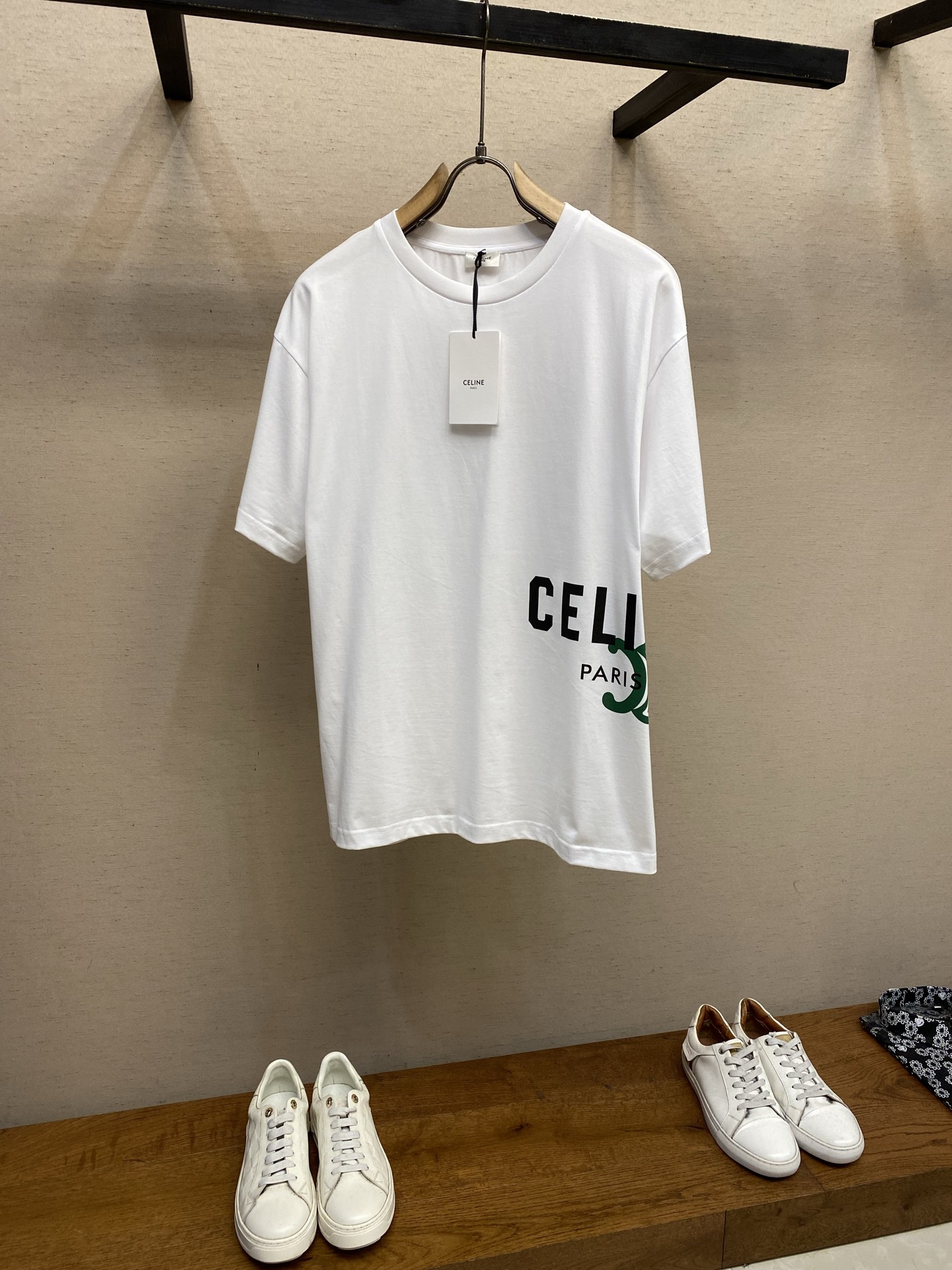 NO:655852,Celine Colorful Triumph Printed Round Neck Short Sleeves. Available in black and white. Original purchase price of 900. Pure cotton fabric, classic letter logo pattern, loose fit, round neck short sleeves, ribbed collar, full set of accessories. # Specific mercerized long-staple cotton fabric. Made of 50S double-strand mercerized cotton, weight 165g; matched with 32S  1×1 tensioner thread, 300g. The thinner the yarn and the higher the count, the softer, smoother and finer the fabric is usually made. Two yarns are used and twisted together. This can enhance the strength and durability of the fabric and make it feel fuller. The cotton fiber is treated with concentrated caustic soda solution to smooth the fiber surface and increase the gloss and softness of the fabric. # The glue printing process is integrated into the penetration technology  High-quality environmentally friendly elastic glue not only has good printing performance and adhesion, but also ensures the clarity and color brightness of the printed pattern. Excellent elasticity and environmental protection performance can form long-lasting and bright printing effects on various fabrics. The advantage of this process is that the color saturation is extremely high, and it can achieve bright and bright visual effects, especially suitable for covering dark fabrics; the pattern has a clear touch and unique texture; and because the slurry seals the fibers, it is more resistant to washing and wear than ordinary dye printing. # Simple vertical round neck short-sleeved version  An extremely straight-fit tailoring is developed based on the pattern pattern. The knitted material has a certain stretch performance and the upper body will not be tightly bound. The round neck is stitched with ribs of the same color and the inner back collar is taped to effectively prevent the neckline from deforming after repeated wear and washing. The fitted shoulder line, bottom hem and cuffs are machined and open-stitched. Sizes XS-L,,celine,T-shirt,alexander wang19860909Celine 彩色凯旋印花圆领短袖 发售色系黑色、白色 原,900购买；纯棉质面料、经典字母标识图案、宽松版型、圆领短袖、衣领饰有罗纹、全套辅料配备 # 特定丝光长绒棉面料 采用50S双股丝光棉,克重165g; 搭配32S 1×1拉架螺纹,300g.纱线越细,支数越高,制成的面料通常越柔软、光滑且精细.使用了两根纱线并捻在一起.这样做可以增强面料的强度和耐用性,手感更加饱满.棉纤维经过浓烧碱溶液处理,使纤维表面变得光滑增加了面料的光泽度和柔软度. # 胶浆印花工艺融入渗透技术 优质的环保弹力胶浆不仅具有良好的印刷性能和附着力,还能确保印花图案的清晰度和色彩鲜艳度.优良的弹性和环保性能,能够在各种织物上形成持久、鲜艳的印花效果. 该工艺的优点在于色彩饱和度极高,能实现鲜艳明亮的视觉效果,尤其适合覆盖深色面料；图案触感明显,具备独特的质感；且因浆料密封纤维,耐水洗和耐磨性优于普通染料印花. # 简约垂直圆领短袖版型 对版纸样开发极简直身剪裁,针织材质具有一定延展性能,上身不会紧紧束身.圆领同色罗纹拼接领口,后领口内贴条工艺,有效防止多次穿洗后领口变形,合身肩线,底摆与袖口专机坎车明线收边. 尺码XS-L,,celine,T-shirt,alexander wang,Men's clothing