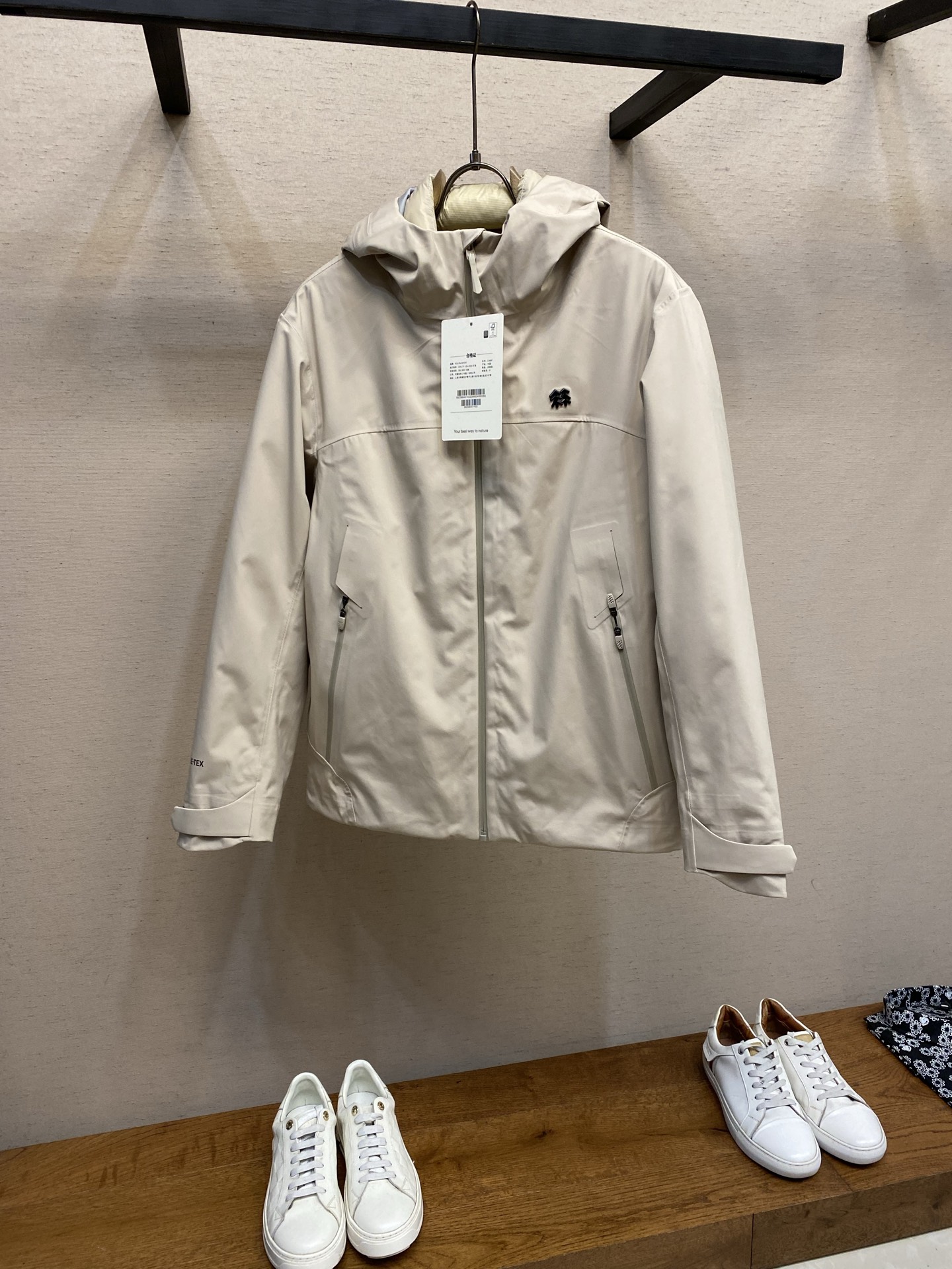 NO:655863,KOLONSPORT/Kolon's new hard-shell laminated minimalist small-label household jacket and down jacket three-in-one, detachable and single-wear in spring and autumn, three-wear in one, extremely functional Kolon's small-label three-in-one jacket and down jacket - This down jacket has a simple and extremely versatile design, which can improve all the performance required in the mountain environment. The fabric is made of bluesign certified fabric, which is light and wear-resistant, windproof, waterproof and breathable, suitable for various outdoor travel activities -  The helmet-compatible hood is fully protective without affecting your vision. The hand pockets are equipped with high-end custom zippers for easy access to items, and the armpit zippers allow for quick ventilation!  - The small logo on the sleeves can be three-dimensional silicone or steel. The steel label has a stronger texture. Exquisite and sophisticated craftsmanship creates an extraordinary upper body effect, integrating the most handsome and personalized outdoor experience with urban casual wear. Size M-3xl,, down jacket, hats, alexander wang19860909KOLONSPORT/可隆 新款硬壳压胶极简小标户冲锋衣羽绒服三合一 春秋可拆卸单穿 一衣三穿 功能性极强 可隆小标三合一冲锋衣羽绒服 - 这款羽绒服设计简洁而极致通用,可提高山环境所需的所有性能.  面料采用bluesign认证的面料,轻薄而耐磨,防风、防水且透气,适合各种户外 旅游活动 - 头盔兼容兜帽防护周全而不影响视线,插手口袋设有高端定制拉链,便于取放物品,腋下拉链便于快速通风！ - 袖子小标logo可以是立体硅胶,也可以是钢标.钢标质感更强.精致考究得到工艺 打造非凡上身效果,以最帅气个性的户外体验和城市休闲穿搭于一体. 尺码M-3xl,,down jacket,hats,alexander wang,Men's clothing