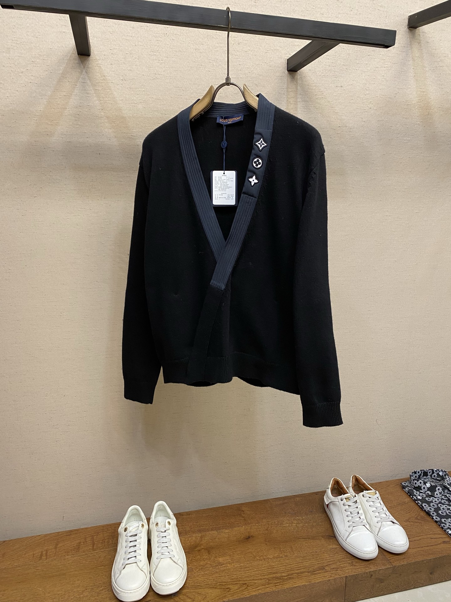 NO:655881,1V three-flower contrasting color cardigan. Official website price is 17550. The wool material is made of 15s Australian velvet wool blended yarn, 50 Australian wool and 35 nylon.  15 polyester fiber, imported Shima Seiki 7-needle Sima machine, horizontal knitting, one piece takes / minute, the door edge is dyed with the same blue twill as YB, 800g New Australia cotton is sandwiched inside the door clip, special material custom-made fantasy three-flower, positioning stitching chapter, custom-made hand-sewn buttons with lettering, specific three-mark washing. Size XS-L,, alexander wang198609091V 三花撞色开衫 官网价格17550 毛料选用15s澳雪绒羊毛混纺纱线,50澳羊毛 35锦纶 15聚酯纤维,选用进口岛精7针司马机,进行横织,单件耗时/分钟,门边订染和YB一致的兰光斜纹布,门夹内里夹800g新澳棉,特殊材料订做幻彩三花,定位缝合章仔,订做刻字手缝扣,特定三标水洗. 尺码XS-L,,alexander wang,Men's clothing