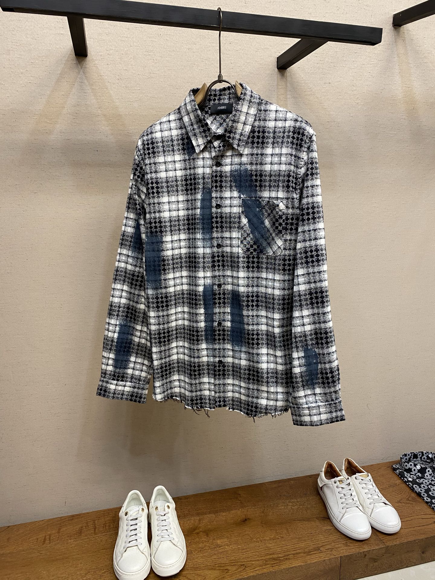 NO:655838,Amiri treasure jacquard knitted long-sleeved shirt. It is made of cotton jacquard fabric. It has been developed for more than three months. The minimum order quantity is 3000 meters. The whole piece of clothing has a very high loss rate when it is cut in position. The back panel is splashed with ink printed logo. Irregular printing. Washed and distressed. The chest pockets are made with Am letter hardware and accessories at 1:1. Buttons. Seemingly simple but actually extremely complicated. A must-have for single wear as a base. Not to be missed. Oversize version. Same style for men and women.  Size S-XL,,amiri,versace,shirts,alexander wang19860909Amiri宝藏提花针织长袖衬衫 采用棉提花面料 开发长达三个月有余 起订量3000米 整件衣服对位裁剪损耗率极高 后幅泼墨印花logo 不规则印花 洗水做旧 胸前口袋Am字样五金饰品1:1订做 纽扣 看似简单实则极其复杂 单穿打底必备 不可错过单品没有之一 oversize版型 男女同款 尺码S-XL,,amiri,versace,shirts,alexander wang,Men's clothing