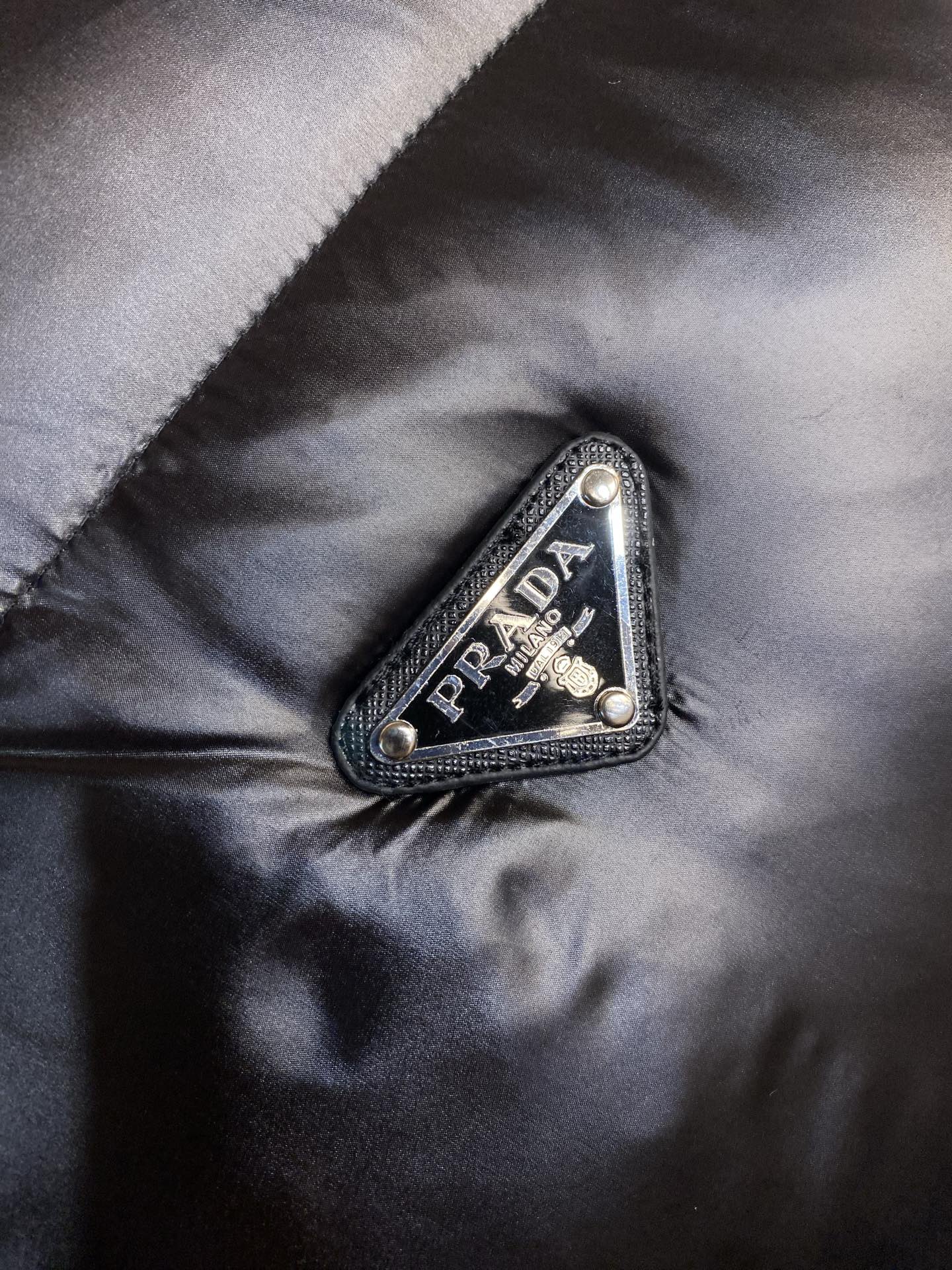 🌟🌟Prada、普拉达 秋冬新款羽绒服外套 高端定制 内填充顶级国标纯正90白鸭绒 品质经得起任何形式检验，呈现一种焕然