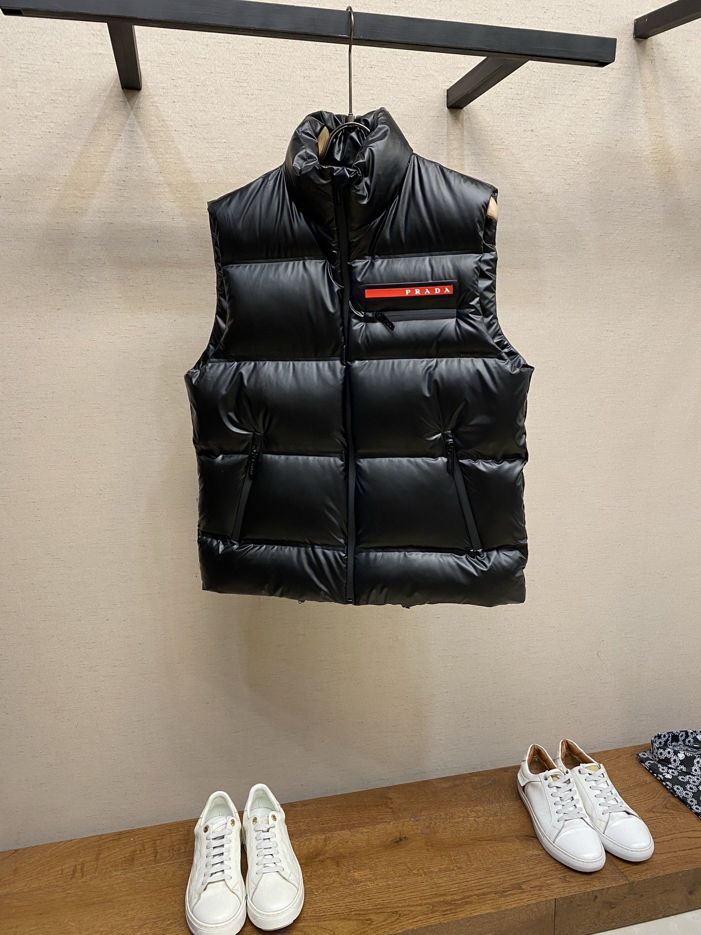 NO:662281,Prada, Prada's new autumn and winter down vest, high-end customization, filled with top-quality national standard pure 90 white duck down. The quality can withstand any form of inspection, presenting a brand new look, giving you a unique upper body experience!  They have gone through a strict selection process, and their fluffiness and resilience are extremely superior, and their cold-proof performance is beyond doubt!  Customized original metal zipper, fashionable and versatile. The upper body is elegant and handsome, full of personality, and has a brand new sense of sight!  Ready for sale, sizes 48-56, prada, prada, down jacket,  19860909Prada、普拉达 秋冬新款羽绒马甲 高端定制 内填充顶级国标纯正90白鸭绒 品质经得起任何形式检验,呈现一种焕然一新,赋予你与众不同的上身体验！均经过严格的挑选工序,其蓬松感与与回弹性都极为优越,御寒性能更是毋庸置疑！定制原版金属拉链,时尚百搭潮 上身优雅帅气,个性十足,焕然一新的即视感！现货发售, 尺码48-56,,prada,prada,down jacket, ,Men's clothing