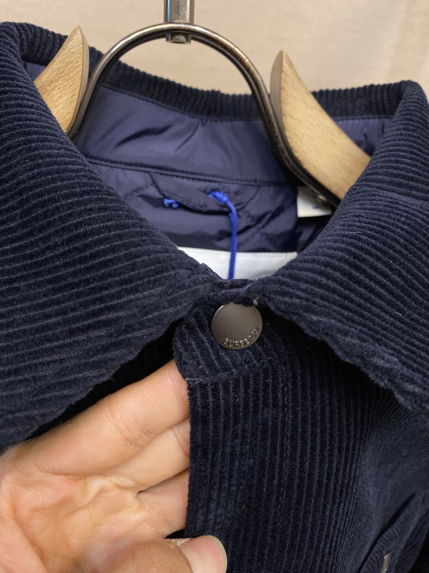 🌟🌟BBR 灯芯绒棉服衬衫 面料选择: 选用棉纤维打造的灯芯绒面料,表面有明显得到纵向条纹,触感柔软且富有立体感,同时又 🌟🌟BBR 灯芯绒棉服衬衫 面料选择: 选用棉纤维打造的灯芯绒面料,表面有明显得到纵向条纹,触感柔软且富有立体感,同时又