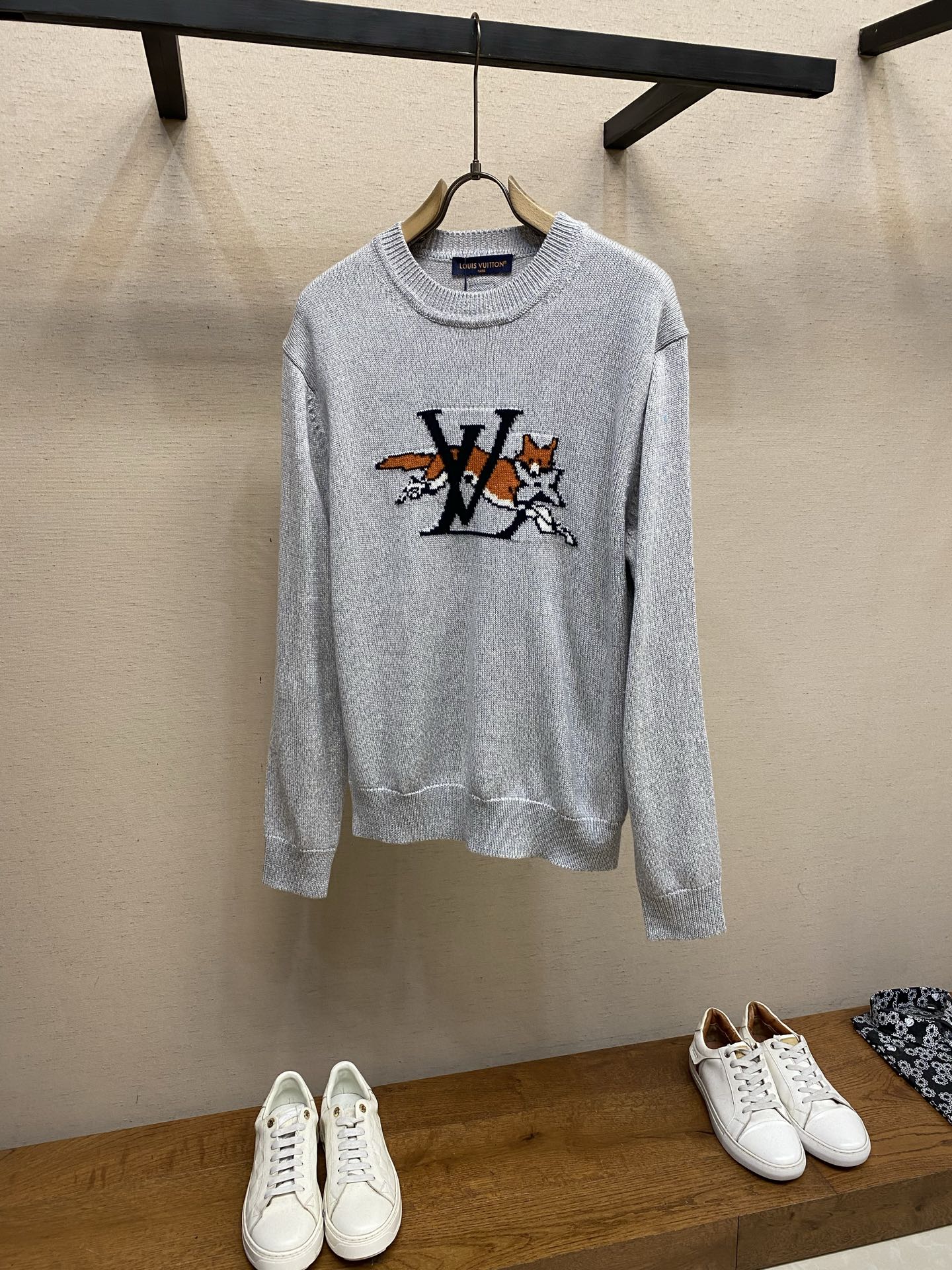 NO:662743,1V fox crew neck sweater official website price 14045  The wool is custom-made and twisted 30s Basulan wool mixed yarn. The composition ratio is 50 Basulan wool, 40 combed cotton, 5 nylon mohair. It is made by a professional pattern maker, referring to the original version, and drawing and pattern making at 1:1. The whole pattern took 3 days, using a 7-needle computer  The flat knitting machine knits the single-sided woolen tissue according to the original version. The entire garment is made by a total of 9 yarn feeders. The increase in the number of yarn feeders greatly increases the loss and loom time. A single piece takes minutes/1 piece. The leather on the back is molded and embossed, and the stitches are stitched with a flat machine.  Specific three-label washed sizes XS-L,,sweaters,alexander wang198609091V 狐狸圆领毛衣 官网价格14045 毛料订做加捻30s巴素兰羊毛混拼纱线,成分比例50巴素兰羊毛40精梳棉5锦纶马海毛,由专业打版老师傅,参照原版,1:1进行画花制版,整件花型耗时3天时间,以7针电脑横机参照原版进行单边挂毛组织编织,整件衣服由整整9把纱嘴进行,纱嘴数量的增加,大大的增加损耗,织机时间,单件耗时分钟/1件,背面皮表选用真皮开模压花,章仔纯平车缝合. 特定三标水洗 尺码XS-L,,sweaters,alexander wang,Men's clothing