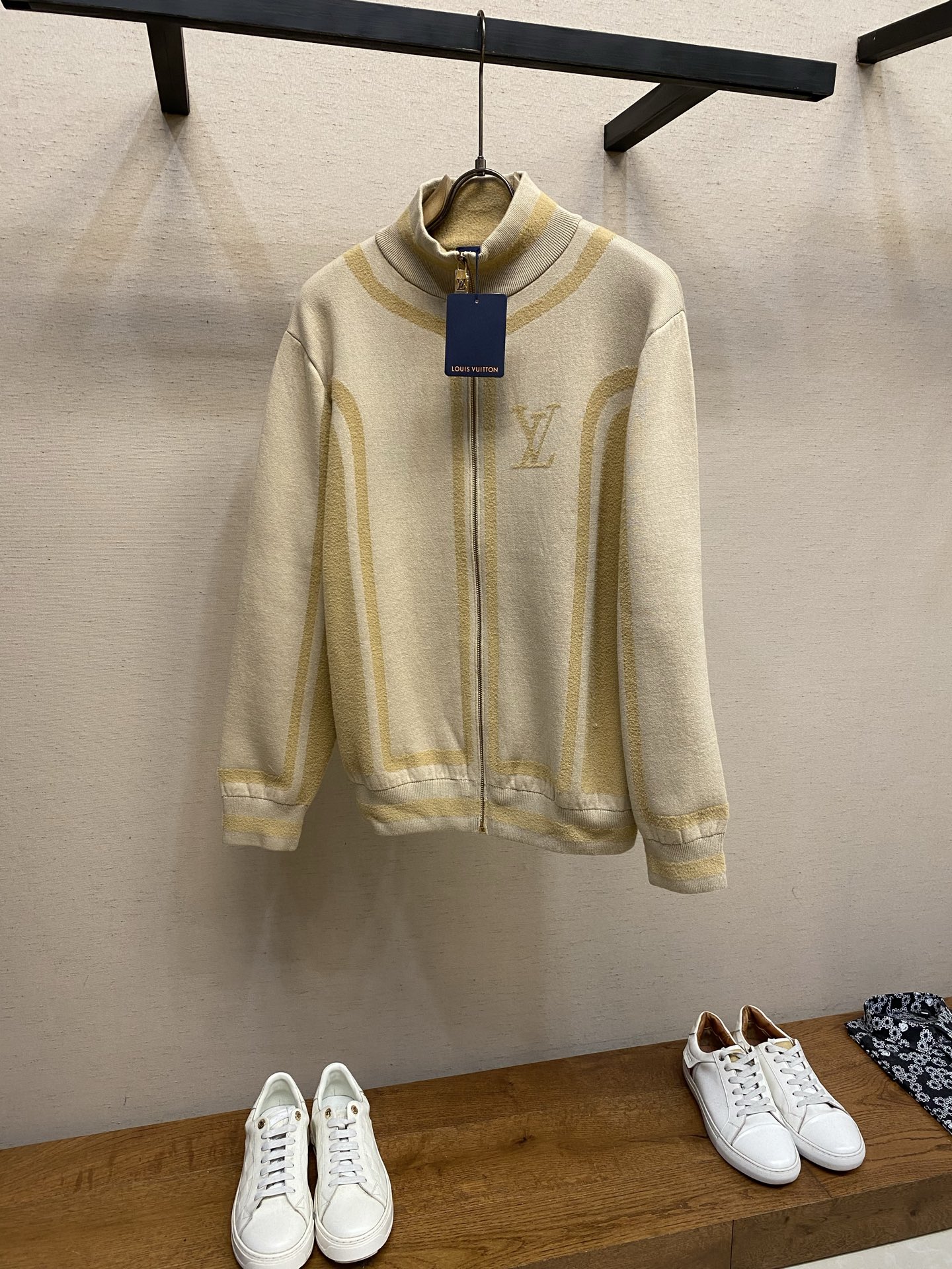 NO:662741,1V Contrasting color woolen jacket Official website price 20645 Made of custom-dyed high-quality 40s high-twist cotton spliced with imitation mink plush viscose + nylon yarn, using imported 14-needle Shima Seima machine double-sided plain jacquard craftsmanship, a single piece takes minutes per piece, and then uses an 18-needle sewing plate to sew the double-layer threaded mouth, open a mold to customize the zipper hardware, and use the same special pick-leg stitching technology as YB on the bottom of the zipper.  Sizes XS-L,,jackets & coats,alexander wang198609091V 撞色毛织外套 官网价格20645 毛料订染优质40s高捻棉拼接仿水貂毛绒黏胶+锦纶纱线,运用进口14针岛精司马机双面平纹提花工艺,单件耗时分钟/件,再用18针缝盘缝合双层螺纹口,开模定做拉链五金,拉链底做和YB一样的特殊挑脚缝合工艺. 尺码XS-L,,jackets & coats,alexander wang,Men's clothing