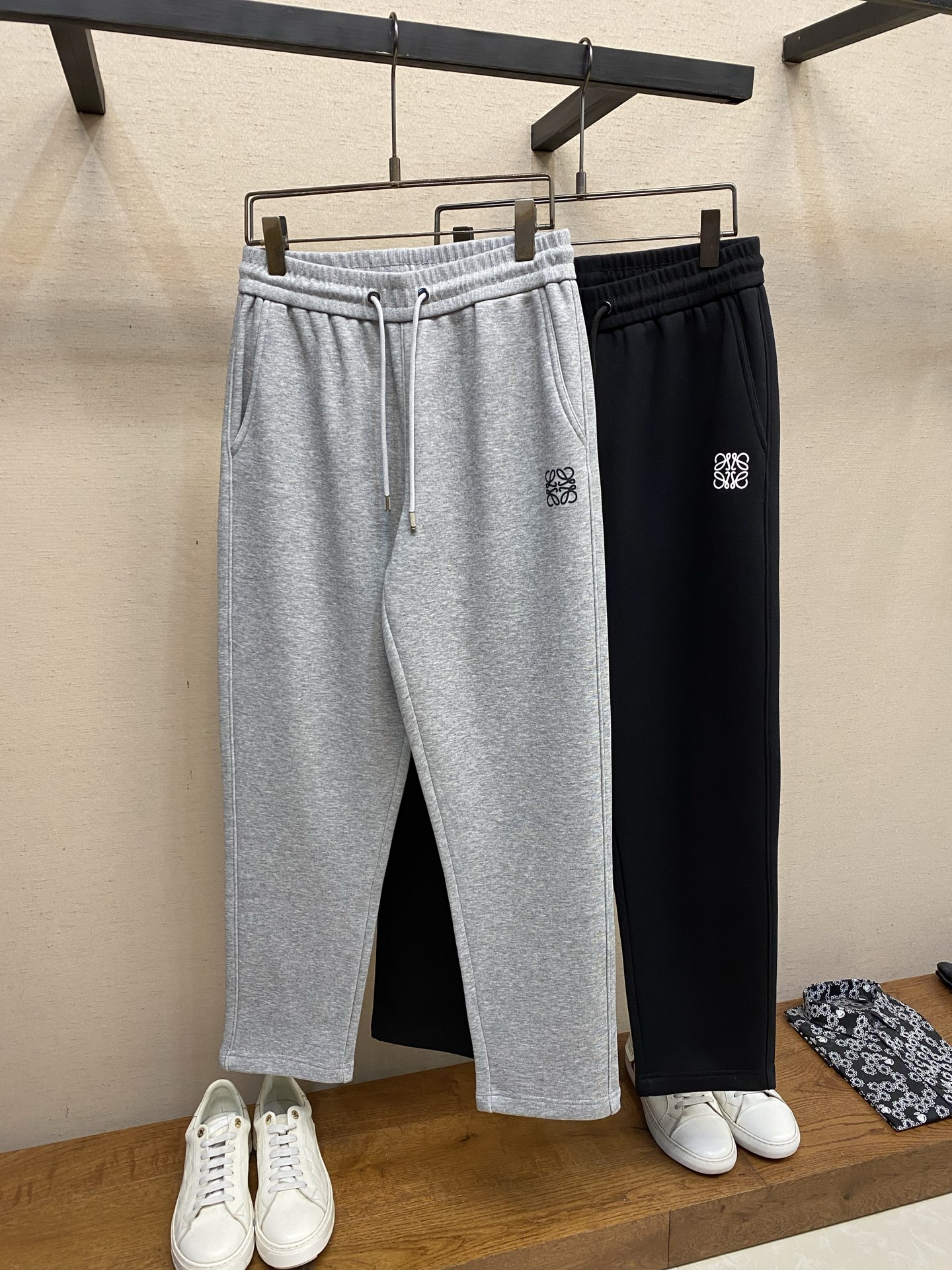 🌟🌟Loewe【加绒】男士休闲裤👍 最新款上身版型无敌正! 绝对可以闭眼收的一款 此款裤子非常百搭,弹力腰围,日常上班 🌟🌟Loewe【加绒】男士休闲裤👍 最新款上身版型无敌正! 绝对可以闭眼收的一款 此款裤子非常百搭,弹力腰围,日常上班