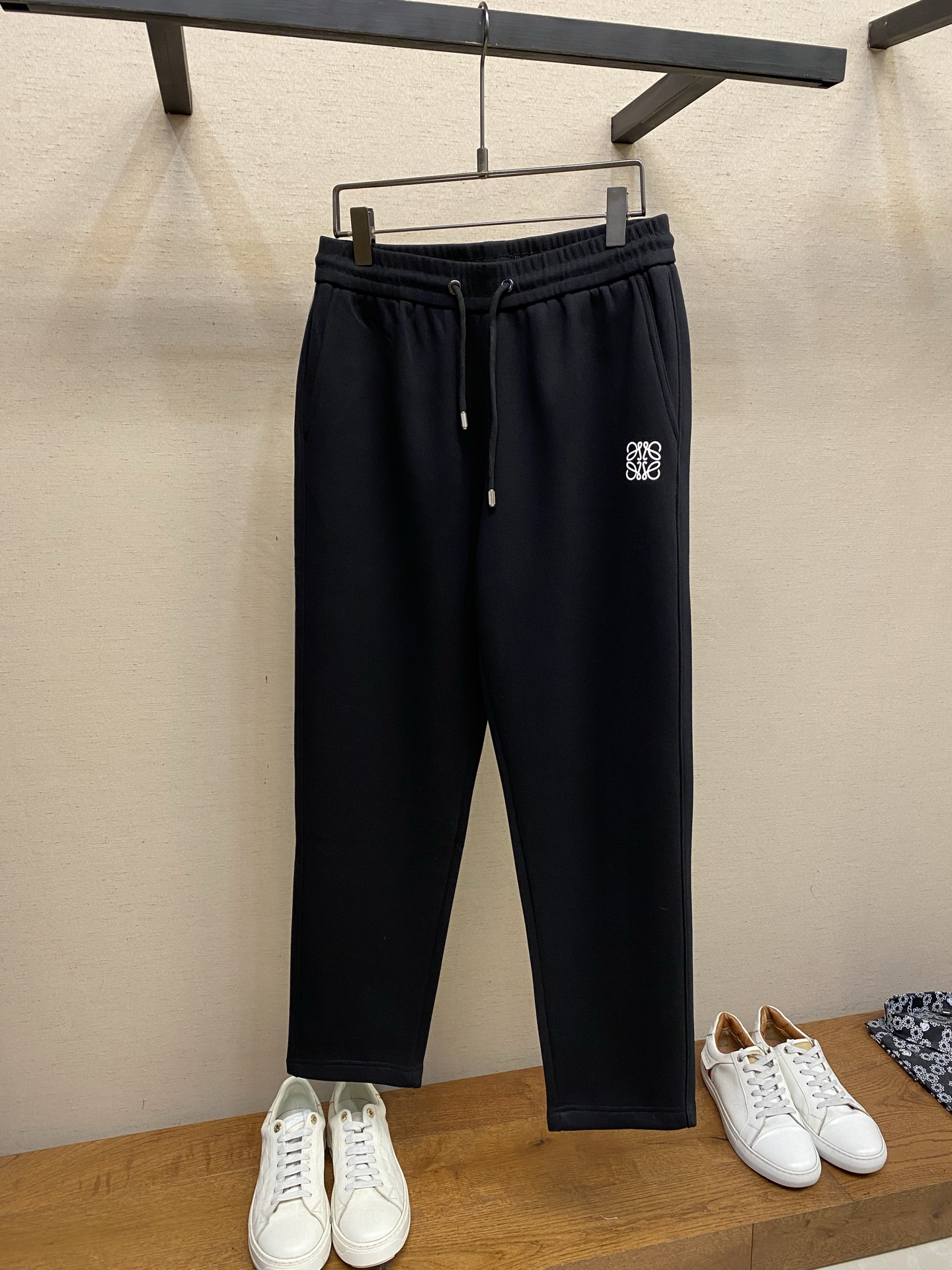 NO:662750,Loewe [Fleece] men's casual pants, the latest upper body style, unbeatable!  You can definitely close your eyes and close your eyes. This type of pants is very versatile and has an elastic waist. It can be worn in daily work and outdoor sports. It is the perfect combination of fashion, leisure and outdoor sports, so it is your best choice whether you wear it daily or outdoors. Extreme comfort and quick perspiration are the most popular focus, improving the wearing comfort. It is suitable for aerobic exercise and cross-country running. This type of running casual pants has an extremely wide range of applications, allowing you to naturally maintain your love for sports in the summer, and can also be worn in leisure life.  Size M-3xl,,loewe,alexander wang19860909Loewe【加绒】男士休闲裤 最新款上身版型无敌正！ 绝对可以闭眼收的一款 此款裤子非常百搭,弹力腰围,日常上班 户外运动都可以穿着,是时尚休闲与户外运动的完美结合,所以无论您平时穿或者户外穿都是您的最佳选择. 极致舒适和快速排汗是备受青睐的重点,提升穿着舒适度,适合有氧运动和越野跑条件下穿着,此款是一件适用范围极其广泛的跑步休闲裤,让你在夏天自然可以保持对运动热爱,也可以在休闲生活中穿着 尺码M-3xl,,loewe,alexander wang,Men's clothing