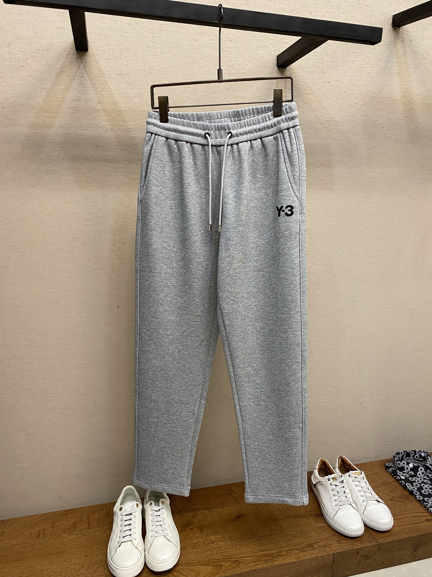 NO:662754,Y3 [Fleece] Men's Casual Pants The latest upper body style is invincible!  You can definitely close your eyes and close your eyes. This type of pants is very versatile and has an elastic waist. It can be worn in daily work and outdoor sports. It is the perfect combination of fashion, leisure and outdoor sports, so it is your best choice whether you wear it daily or outdoors. Extreme comfort and quick perspiration are the most popular focus, improving the wearing comfort. It is suitable for aerobic exercise and cross-country running. This type of running casual pants has an extremely wide range of applications, allowing you to naturally maintain your love for sports in the summer, and can also be worn in leisure life.  Size M-3xl,,alexander wang19860909Y3【加绒】男士休闲裤 最新款上身版型无敌正！ 绝对可以闭眼收的一款 此款裤子非常百搭,弹力腰围,日常上班 户外运动都可以穿着,是时尚休闲与户外运动的完美结合,所以无论您平时穿或者户外穿都是您的最佳选择. 极致舒适和快速排汗是备受青睐的重点,提升穿着舒适度,适合有氧运动和越野跑条件下穿着,此款是一件适用范围极其广泛的跑步休闲裤,让你在夏天自然可以保持对运动热爱,也可以在休闲生活中穿着 尺码M-3xl,,alexander wang,Men's clothing