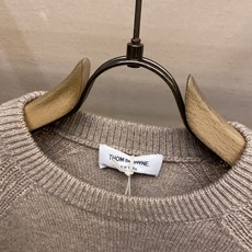 🌟🌟 TB新款粗针毛衣【匠心织造 品质甄选】采用26支粗放定制纱线,配合352斯托尔进口横机精密编织,打造独特肌理质感。 🌟🌟 TB新款粗针毛衣【匠心织造 品质甄选】采用26支粗放定制纱线,配合352斯托尔进口横机精密编织,打造独特肌理质感。