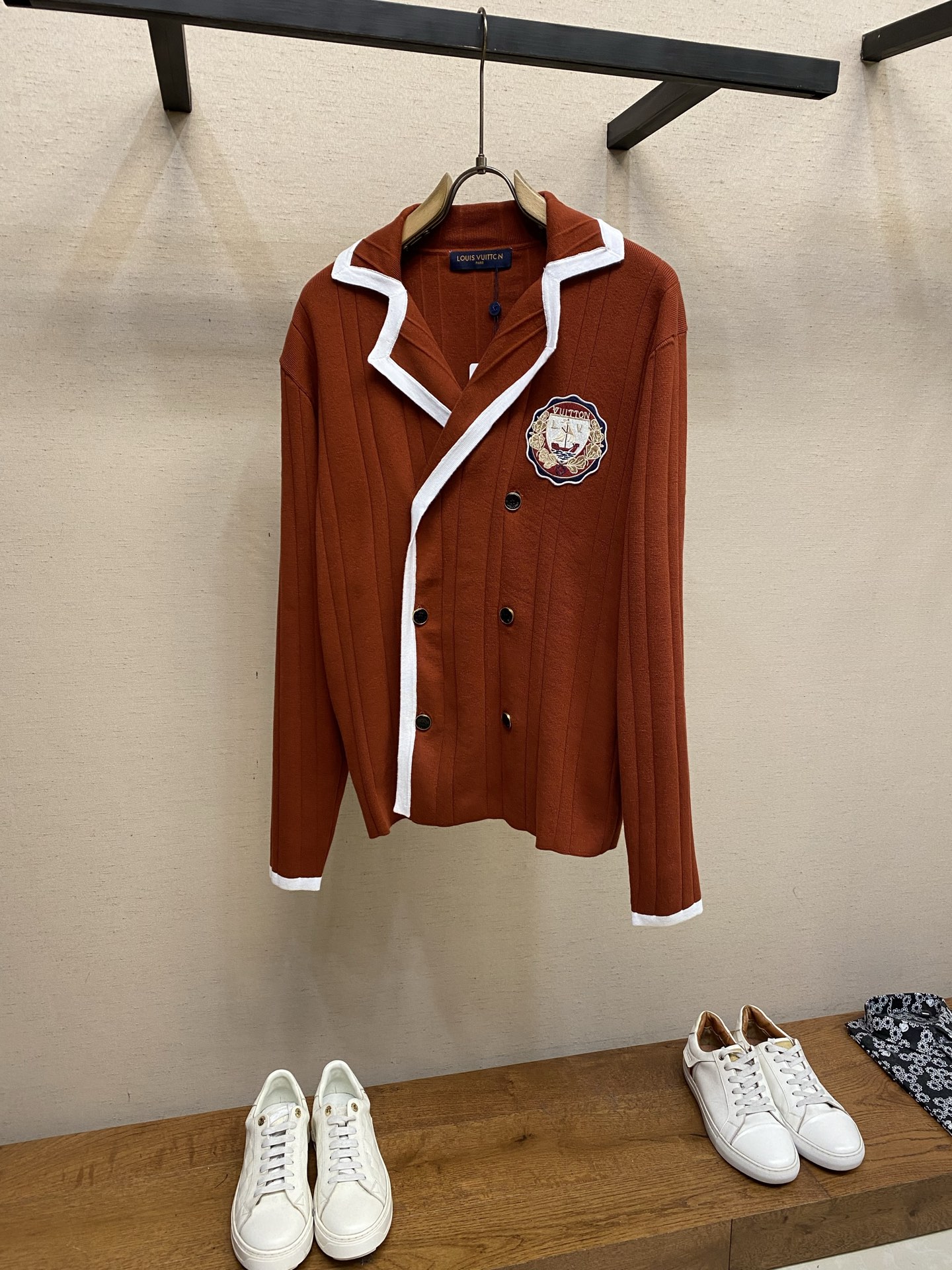 NO:691297,1V Louis Vuitton preppy sweater is classic and fashionable! The badge embroidery on the chest is super detailed, and the knitted fabric is soft and comfortable. It can be easily worn in daily or light formal occasions. Inspired by the Ivy League preppy style, it blends with modern yuppie temperament. It looks great with casual pants or skirts, and you can easily get a preppy look! Sizes S-XL, Louis Vuitton, skirts,198609091V Louis Vuitton 学院风针织衫 经典又时髦!胸前徽章刺绣超有细节感,针织面料柔软舒 适,日常或轻正式场合都能轻松驾驭.灵感来自常 春藤学院风,融合现代雅痞气质,搭配休闲裤或裙装都很出彩,轻松get学院风造型! 尺码S-XL,,louis vuitton,skirts,,Men's clothing