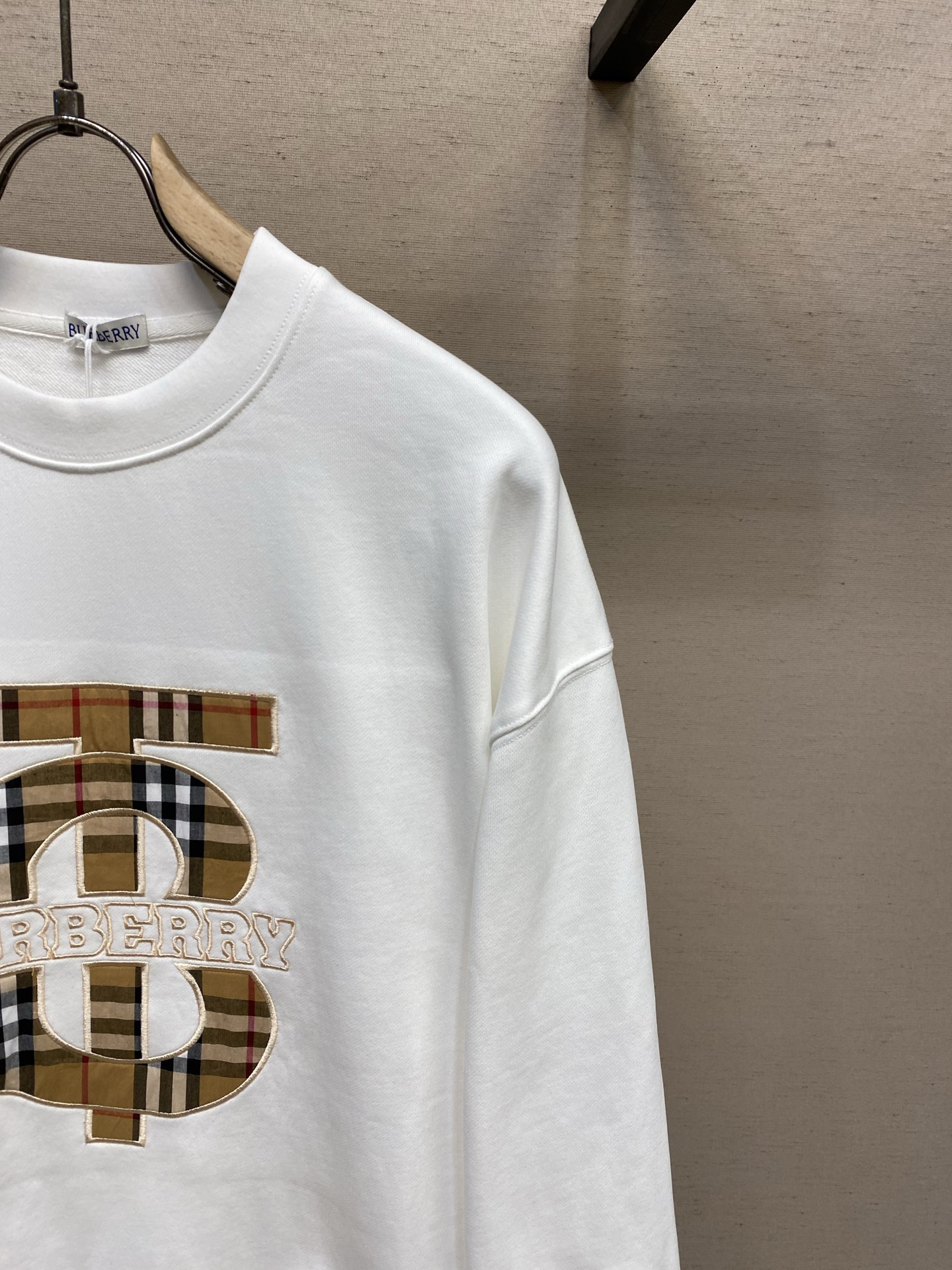 🌟🌟BBR 巴宝莉 经典TB字母刺绣圆领卫衣采用100%定织400g低弹无尘精棉面料，每一条都是手工单独