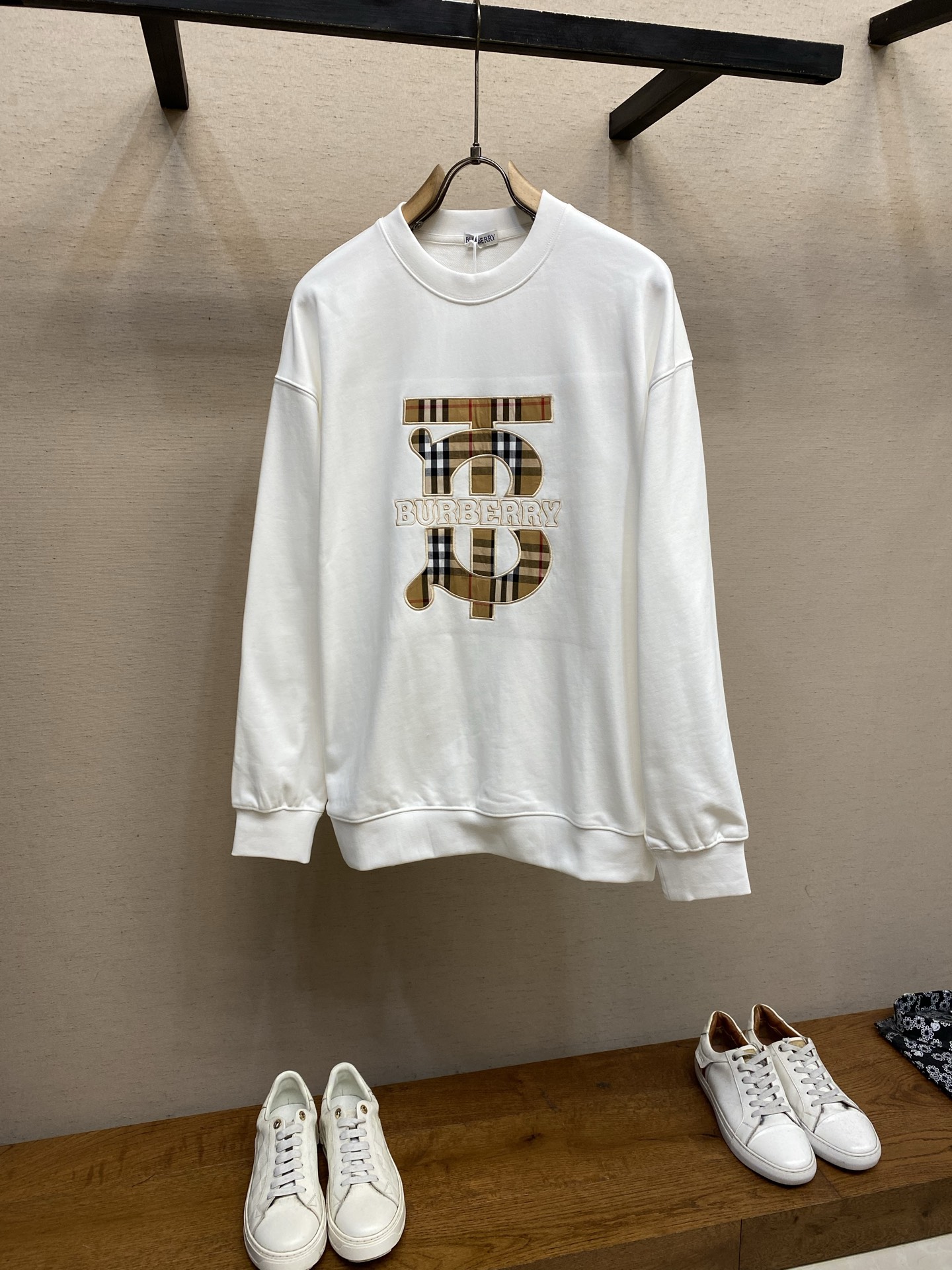 🌟🌟BBR 巴宝莉 经典TB字母刺绣圆领卫衣采用100%定织400g低弹无尘精棉面料，每一条都是手工单独