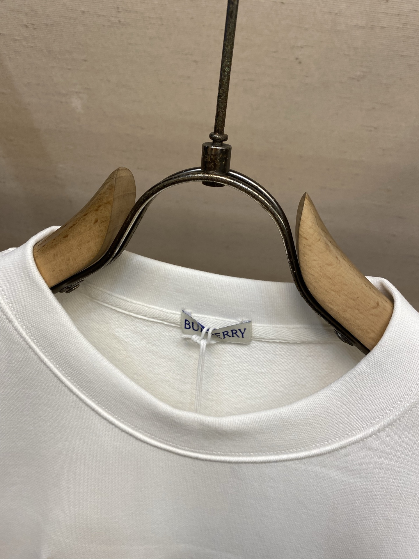 🌟🌟BBR 巴宝莉 经典TB字母刺绣圆领卫衣采用100%定织400g低弹无尘精棉面料，每一条都是手工单独