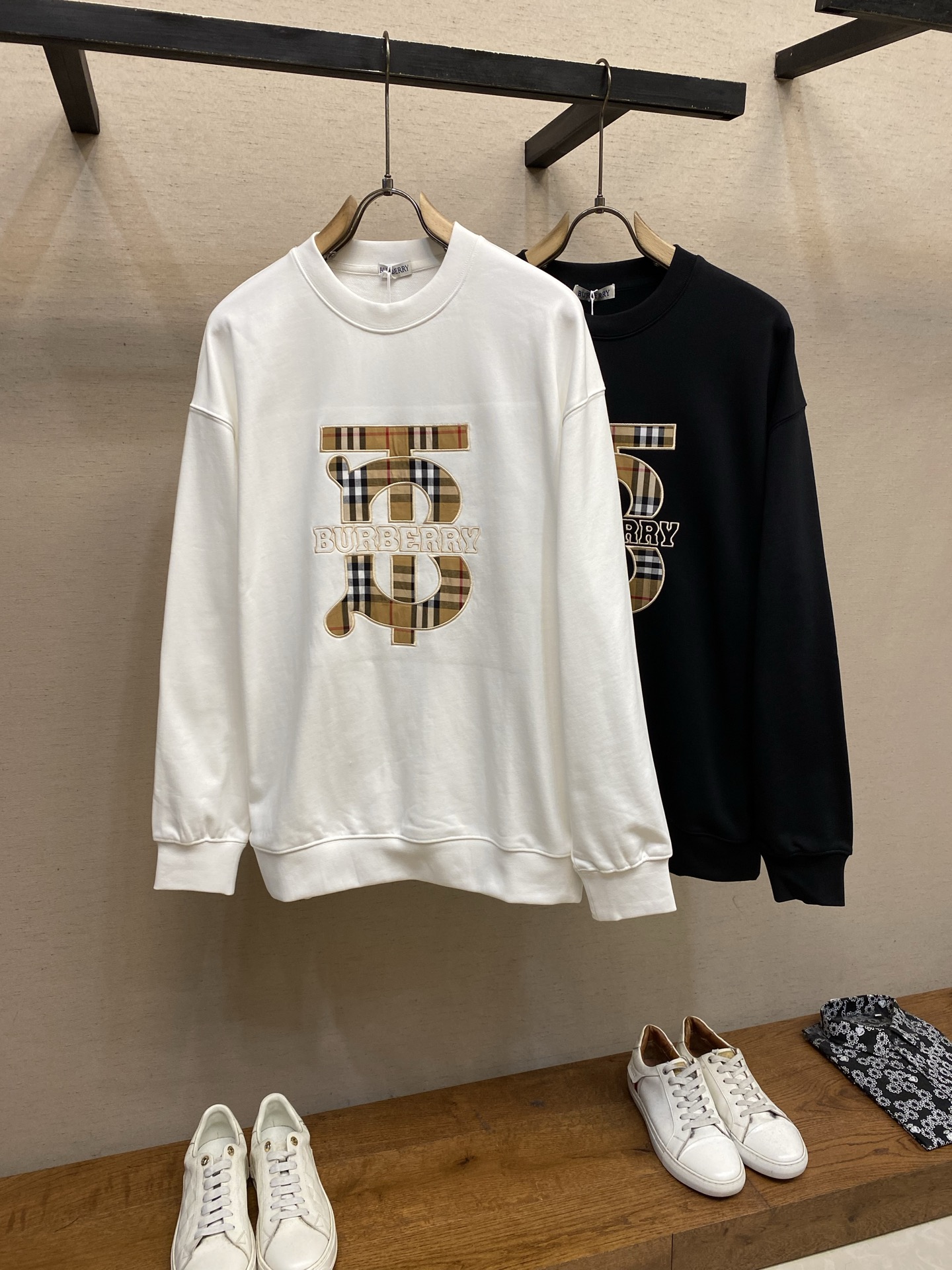 🌟🌟BBR 巴宝莉 经典TB字母刺绣圆领卫衣采用100%定织400g低弹无尘精棉面料，每一条都是手工单独