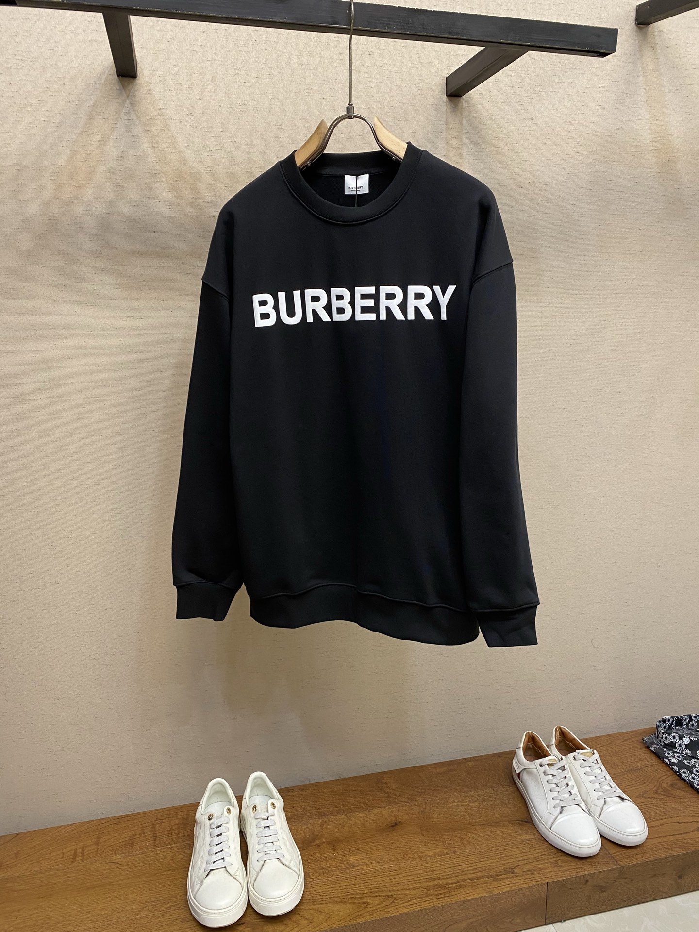 P280??BBR 버버리 클래식 폼 레터 프린트 크루넥 스웨트셔츠 - 시대를 초월하는 아이코닉한 BBR 스웨트셔츠의 최신 컬러웨이가 출시되었습니다! 남녀 모두에게 사랑받는 이 반팔 스웨트셔츠는 기본적이면서도 활용도 높은 스타일로, 트렌디한 매력을 뽐낼 수 있습니다. 올여름 핫 아이템이자 올해 최고의 스웨트셔츠 중 하나로 손꼽힐 것입니다! 수입산 고중량 순면 테리 원단을 사용하여 제작되어 100% 면의 뛰어난 질감을 자랑합니다. 편안하고 통기성이 좋은 고중량의 원단은 전체적으로 탄탄하고 도톰한 느낌을 주며, 아름다운 드레이프와 독특한 산뜻함으로 몸매를 더욱 돋보이게 합니다. 가슴 부분의 심플한 레터 로고 디자인은 미니멀하면서도 시선을 사로잡습니다. 수많은 BBR 제품 중에서도 단연 가장 클래식하고 유행을 타지 않는 디자인으로, 두고두고 입고 싶어질 것입니다. 은은하게 입체감을 살린 프린트 디테일은 스크린 프린팅과는 차원이 다른 퀄리티를 선사합니다. 편안한 오버사이즈 핏은 언제나 만족스러운 스타일입니다. 세련된 핏과 몸매를 돋보이게 하는 디자인으로 어떤 티셔츠보다 멋스럽고 고급스러운 분위기를 연출합니다! 사이즈: XS-L 1367 Burberry T Shirt