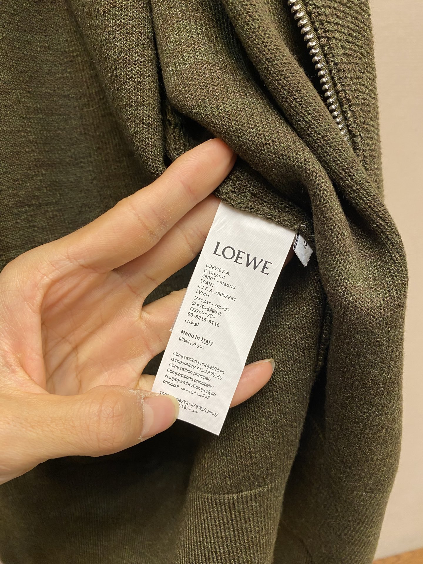 🌟🌟Loewe 饰刺绣连帽拉链开衫 面料选择: 精选高品质的羊毛为主体,以独特的毛巾布缝线工艺,是这件卫衣的一大亮点。这 🌟🌟Loewe 饰刺绣连帽拉链开衫 面料选择: 精选高品质的羊毛为主体,以独特的毛巾布缝线工艺,是这件卫衣的一大亮点。这