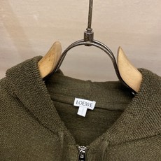 🌟🌟Loewe 饰刺绣连帽拉链开衫 面料选择: 精选高品质的羊毛为主体,以独特的毛巾布缝线工艺,是这件卫衣的一大亮点。这 🌟🌟Loewe 饰刺绣连帽拉链开衫 面料选择: 精选高品质的羊毛为主体,以独特的毛巾布缝线工艺,是这件卫衣的一大亮点。这