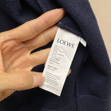 🌟🌟Loewe 饰刺绣连帽拉链开衫 面料选择: 精选高品质的羊毛为主体,以独特的毛巾布缝线工艺,是这件卫衣的一大亮点。这 🌟🌟Loewe 饰刺绣连帽拉链开衫 面料选择: 精选高品质的羊毛为主体,以独特的毛巾布缝线工艺,是这件卫衣的一大亮点。这