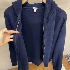 🌟🌟Loewe 饰刺绣连帽拉链开衫 面料选择: 精选高品质的羊毛为主体,以独特的毛巾布缝线工艺,是这件卫衣的一大亮点。这 🌟🌟Loewe 饰刺绣连帽拉链开衫 面料选择: 精选高品质的羊毛为主体,以独特的毛巾布缝线工艺,是这件卫衣的一大亮点。这