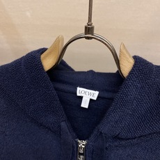 🌟🌟Loewe 饰刺绣连帽拉链开衫 面料选择: 精选高品质的羊毛为主体,以独特的毛巾布缝线工艺,是这件卫衣的一大亮点。这 🌟🌟Loewe 饰刺绣连帽拉链开衫 面料选择: 精选高品质的羊毛为主体,以独特的毛巾布缝线工艺,是这件卫衣的一大亮点。这
