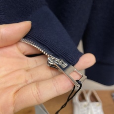 🌟🌟Loewe 饰刺绣连帽拉链开衫 面料选择: 精选高品质的羊毛为主体,以独特的毛巾布缝线工艺,是这件卫衣的一大亮点。这 🌟🌟Loewe 饰刺绣连帽拉链开衫 面料选择: 精选高品质的羊毛为主体,以独特的毛巾布缝线工艺,是这件卫衣的一大亮点。这